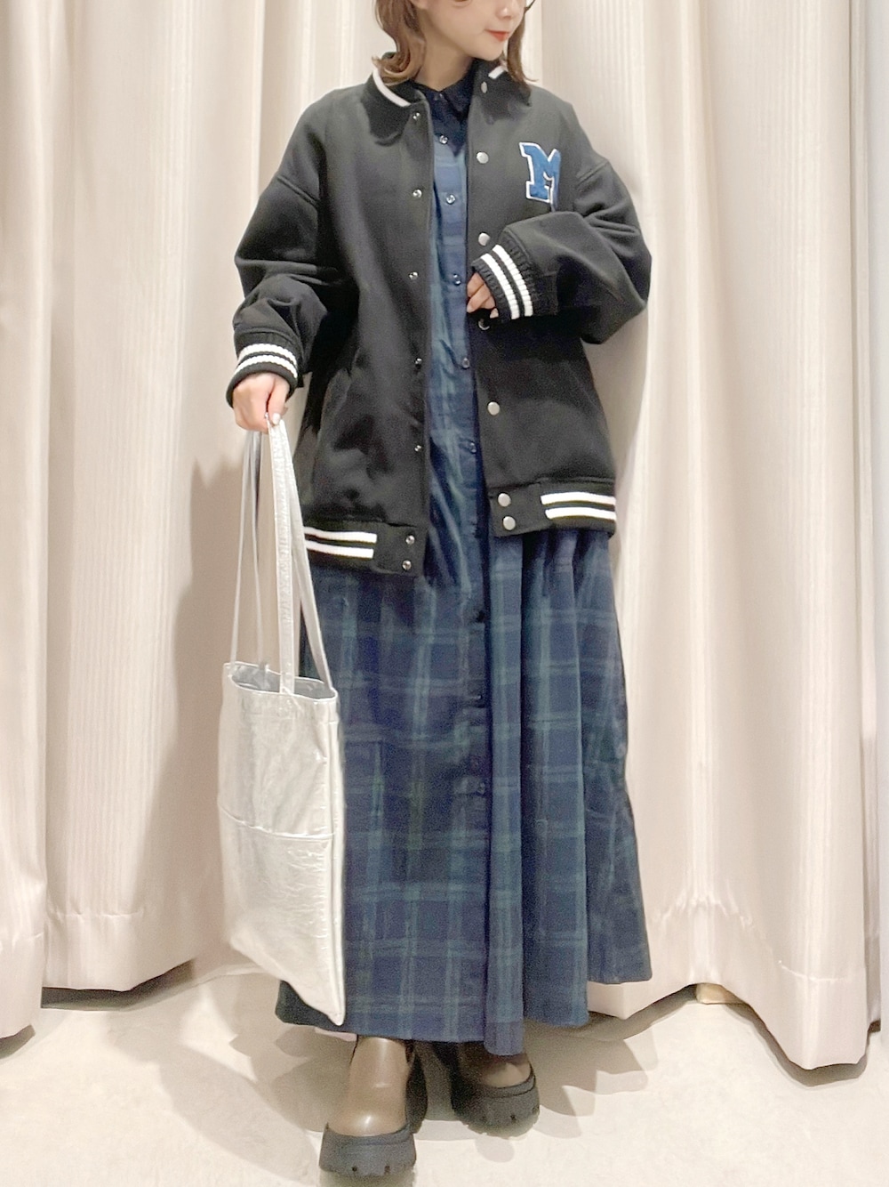 「AMERICAN HOLIC、アメリカンホリック、いいね、save、フォローお願いします🤑、おしゃれさんと繋がりたい、スタジャン、disney、ディズニー、ワンピース、チェックワンピース、オトナ女子、サイドゴアブーツ」｜「Disneyのバックプリントスタジャン/Mickey（スタジャン、ブラック系）」を使った、makophithさん（レディース・153cm）の秋コーディネートの1枚目の写真