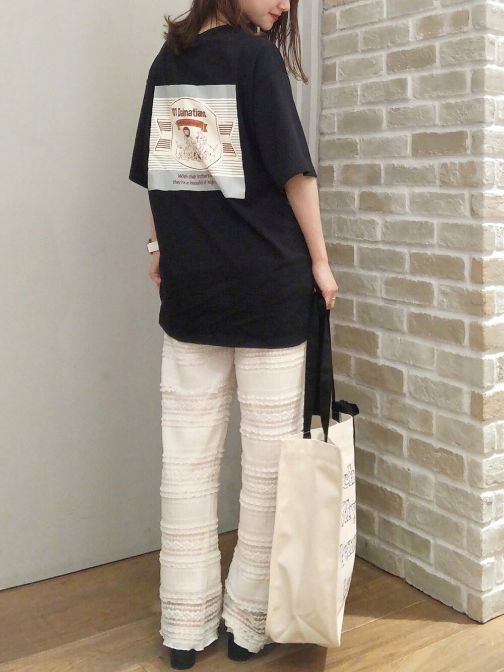 「earth music&ecology、アースミュージック＆エコロジー、いいね、save、フォローお願いします🤑、おしゃれさんと繋がりたい、Areeam、アリーム、101匹わんちゃん、トートバッグ、レースパンツ、パンツコーデ、プリントT」｜「Areeamのアイテム（Tシャツ/カットソー、ブラック系）」を使った、makophithさん（レディース・153cm）の夏コーディネートの1枚目の写真