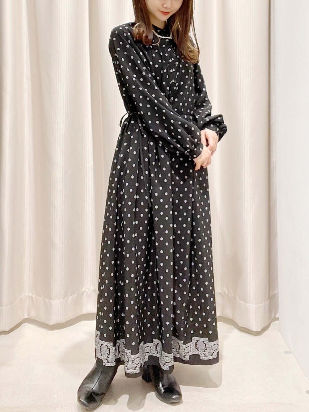 その他のワンピース、ブラック系のブーツを着用したレディースの秋コーディネートの1枚目の写真