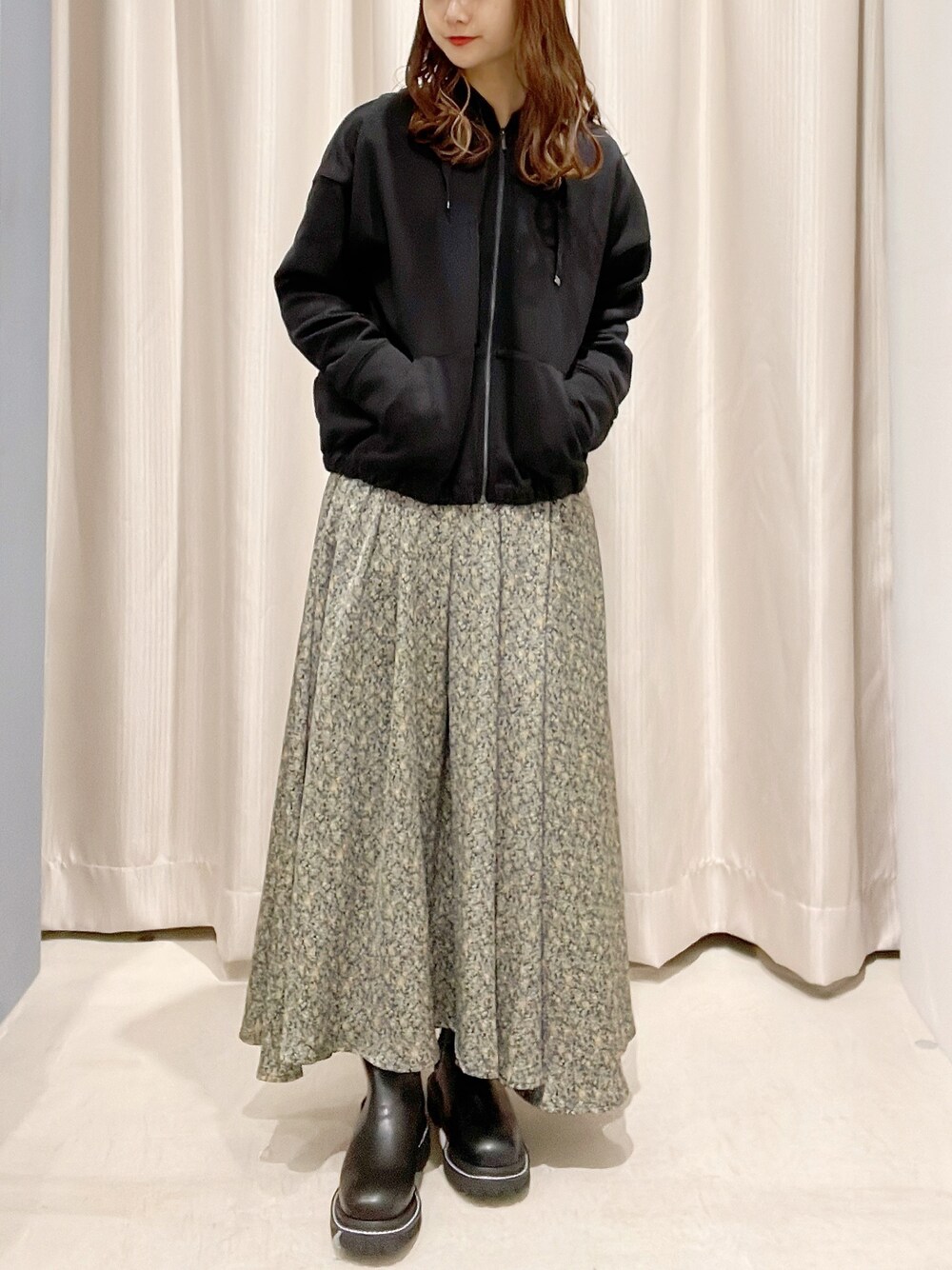 「AMERICAN HOLIC、アメリカンホリック、いいね、save、フォローお願いします🤑、おしゃれさんと繋がりたい、パーカー、オトナカジュアル、カジュアル、フレアスカート、花柄スカート、スクエアトゥ、ゴアブーツ、大人女子」｜「AMERICAN HOLICのポンチドロップショルダーZIPパーカー（カーディガン/ボレロ、ブラック系）」を使った、makophithさん（レディース・153cm）の冬コーディネートの1枚目の写真