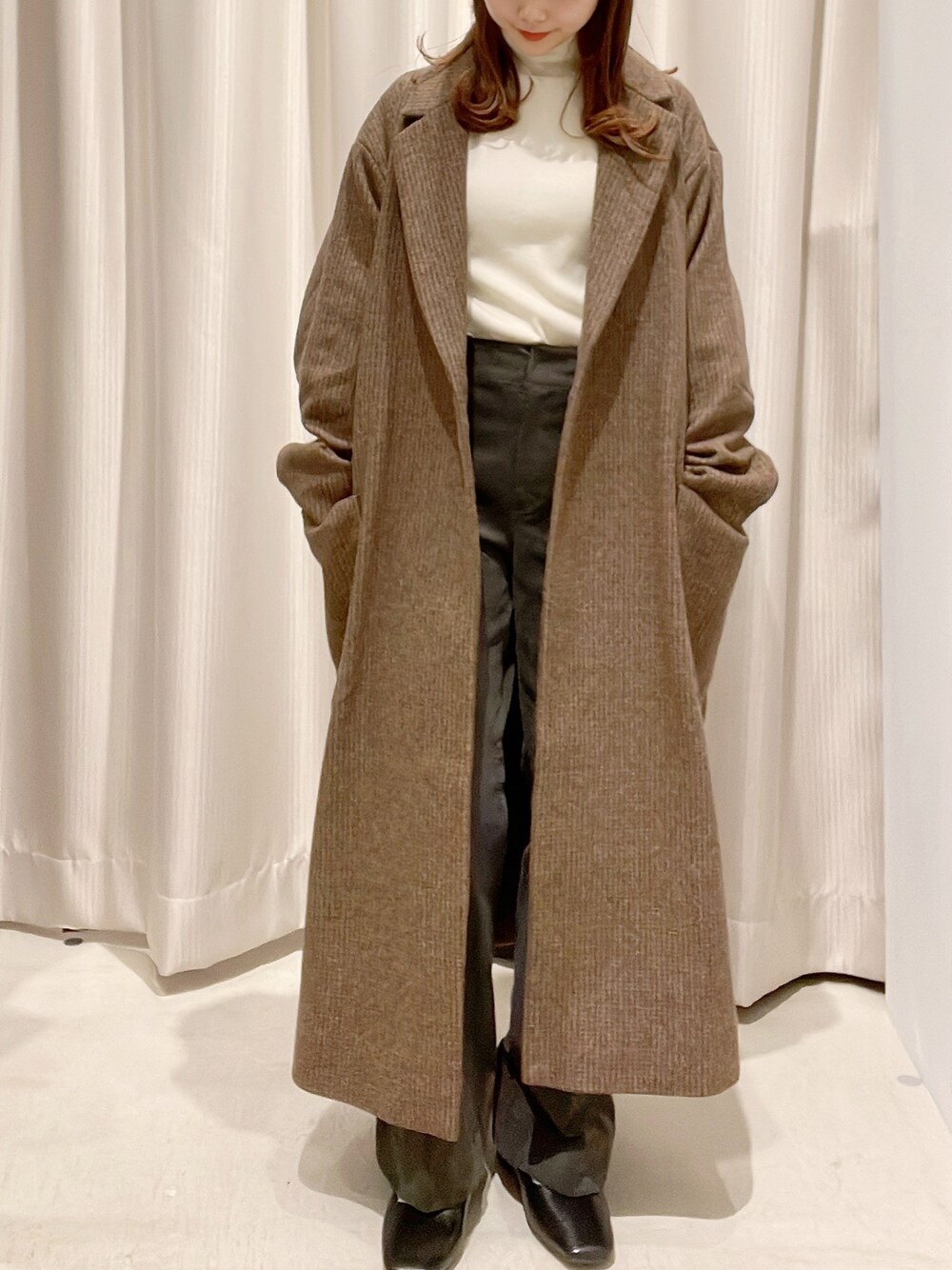 「AMERICAN HOLIC、アメリカンホリック、いいね、save、フォローお願いします🤑、おしゃれさんと繋がりたい、コート、アウター、ゆるコーデ、リブニット、コーデュロイパンツ、大人カジュアル、シンプルカジュアル」｜「AMERICAN HOLICのリブタートルネックプルオーバー（ニット/セーター、ホワイト系）」を使った、makophithさん（レディース・153cm）の冬コーディネートの1枚目の写真