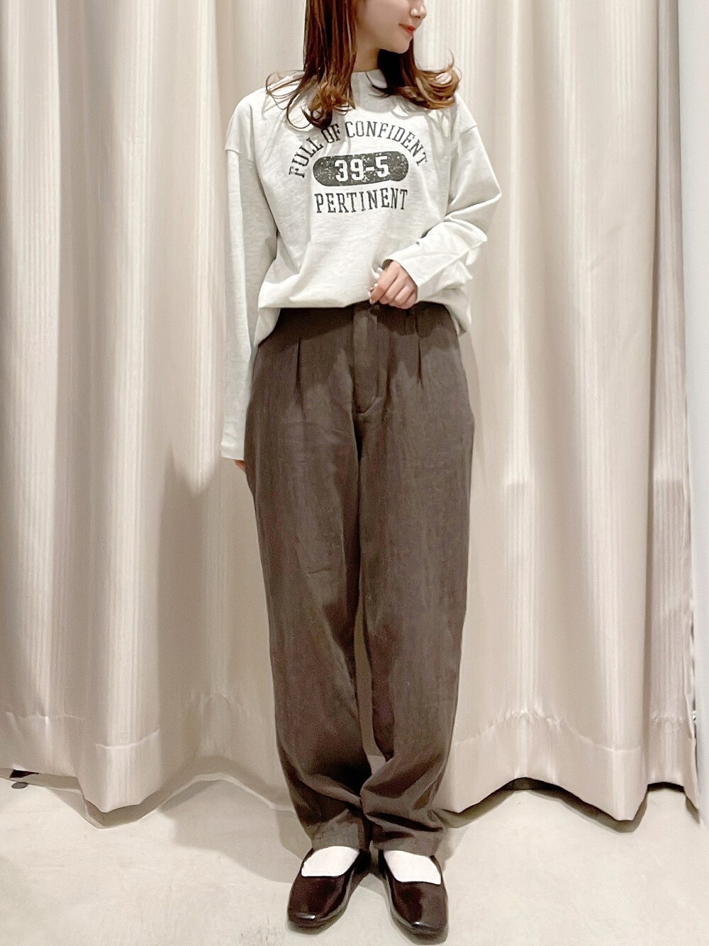 「AMERICAN HOLIC、アメリカンホリック、いいね、save、フォローお願いします🤑、おしゃれさんと繋がりたい、カレッジ、カレッジロゴ、ロゴT、ツイード、ツイードパンツ、ゆるコーデ、オトナカジュアル」｜「AMERICAN HOLICのカレッジロゴカットプルオーバー2（Tシャツ/カットソー、ホワイト系）」を使った、makophithさん（レディース・153cm）の冬コーディネートの1枚目の写真