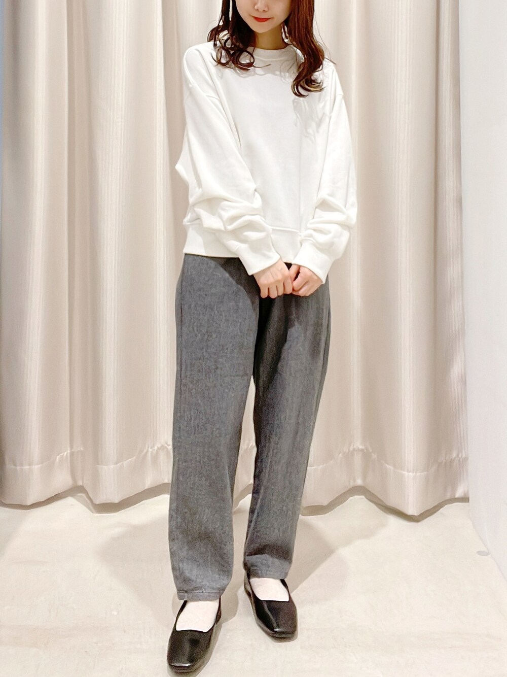 「AMERICAN HOLIC、アメリカンホリック、いいね、save、フォローお願いします🤑、おしゃれさんと繋がりたい、シンプル、スウェット、ツイードパンツ、秋コーデ、カジュアル、パンツスタイル」｜「AMERICAN HOLICの袖タック裏毛プルオーバー（Tシャツ/カットソー、ホワイト系）」を使った、makophithさん（レディース・153cm）の秋コーディネートの1枚目の写真