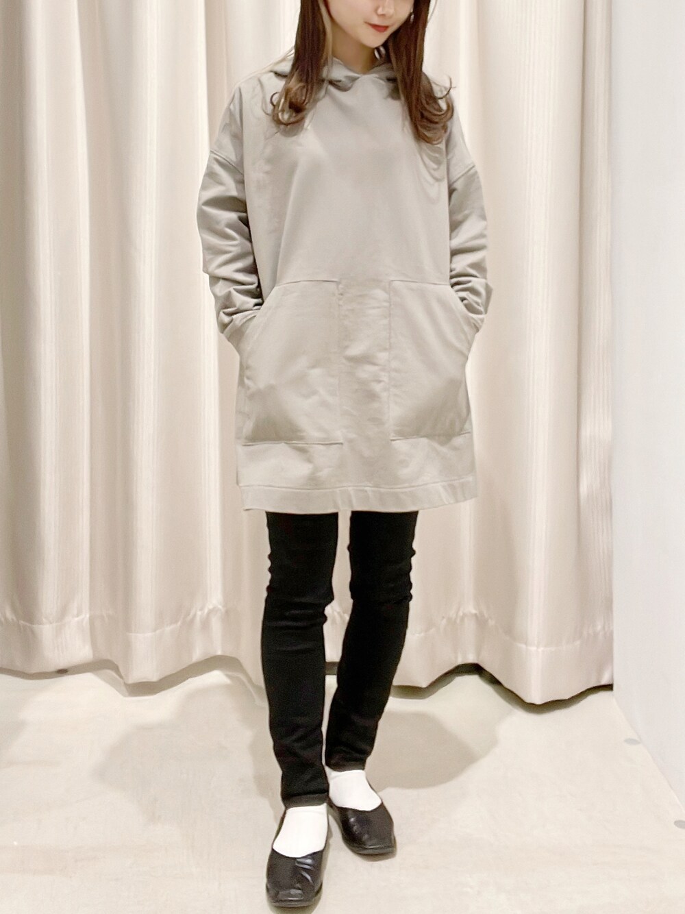 ブラウン系のスウェット、ブラック系のデニムパンツ、ブラック系のバレエシューズを着用したレディースの秋コーディネートの1枚目の写真