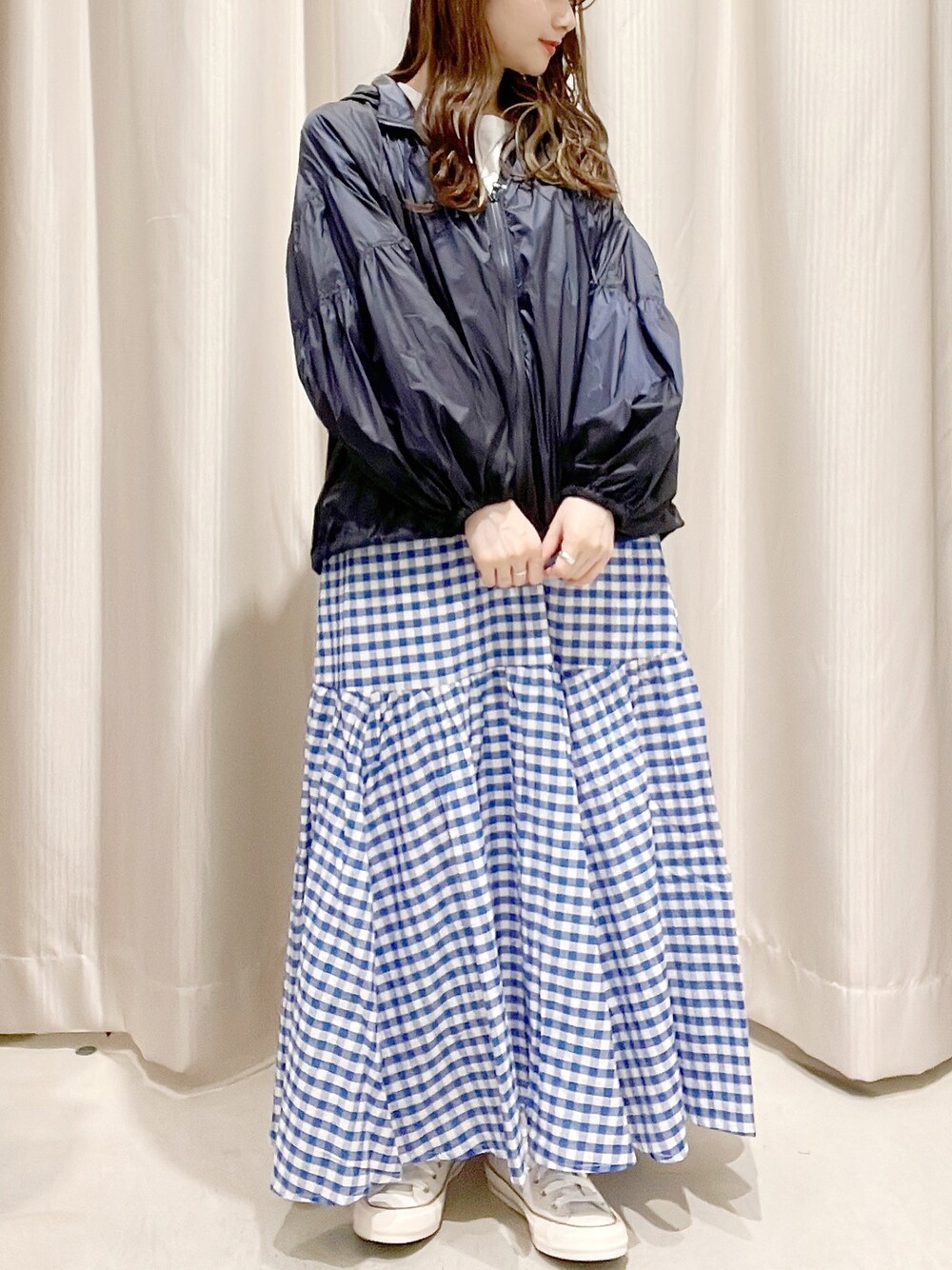 「AMERICAN HOLIC、アメリカンホリック、いいね、save、フォローお願いします🤑、おしゃれさんと繋がりたい、ナイロンパーカー、ポケッタブル、大人カジュアル、ゆるコーデ、ティアードスカート、シンプル、ギンガムチェック、ロングスカート、converse」｜「AMERICAN HOLICのコクーンカットプルオーバー（Tシャツ/カットソー、ホワイト系）」を使った、makophithさん（レディース・153cm）の春コーディネートの1枚目の写真