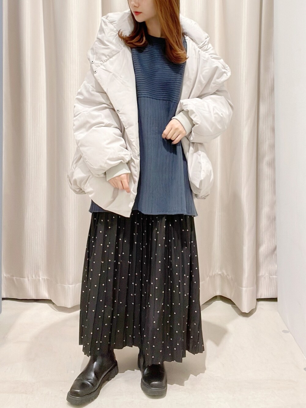 「AMERICAN HOLIC、アメリカンホリック、いいね、save、フォローお願いします🤑、おしゃれさんと繋がりたい、中綿ジャケット、リブニット、プリーツスカート、サイドゴアブーツ、プチプラ、リラックススタイル」｜「AMERICAN HOLICのバックドレープ中綿コート（その他アウター、ベージュ系）」を使った、makophithさん（レディース・153cm）の春コーディネートの1枚目の写真