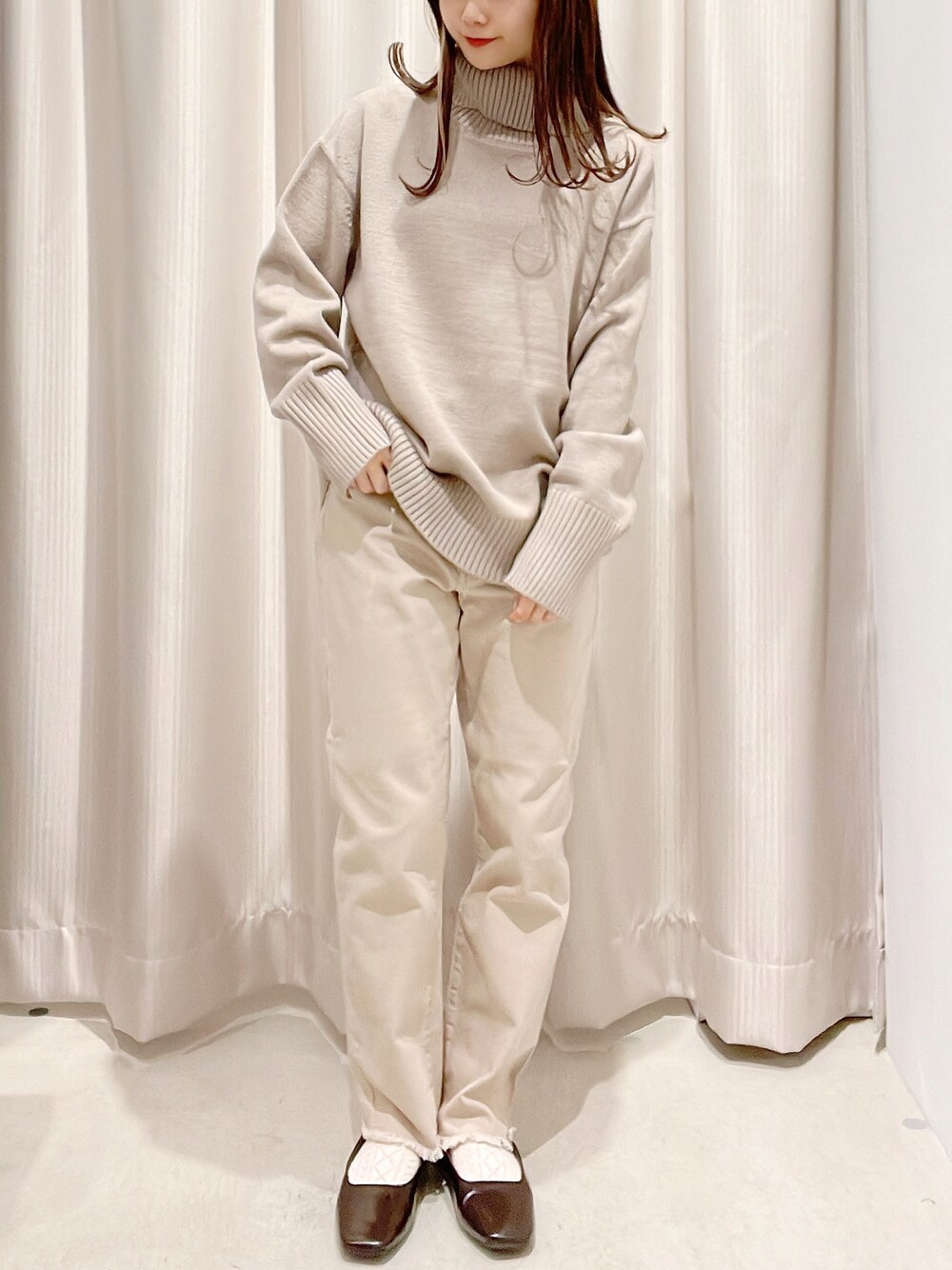 ブラウン系のニット/セーター、ベージュ系のデニムパンツ、ブラウン系のパンプスを着用したレディースの夏コーディネートの1枚目の写真