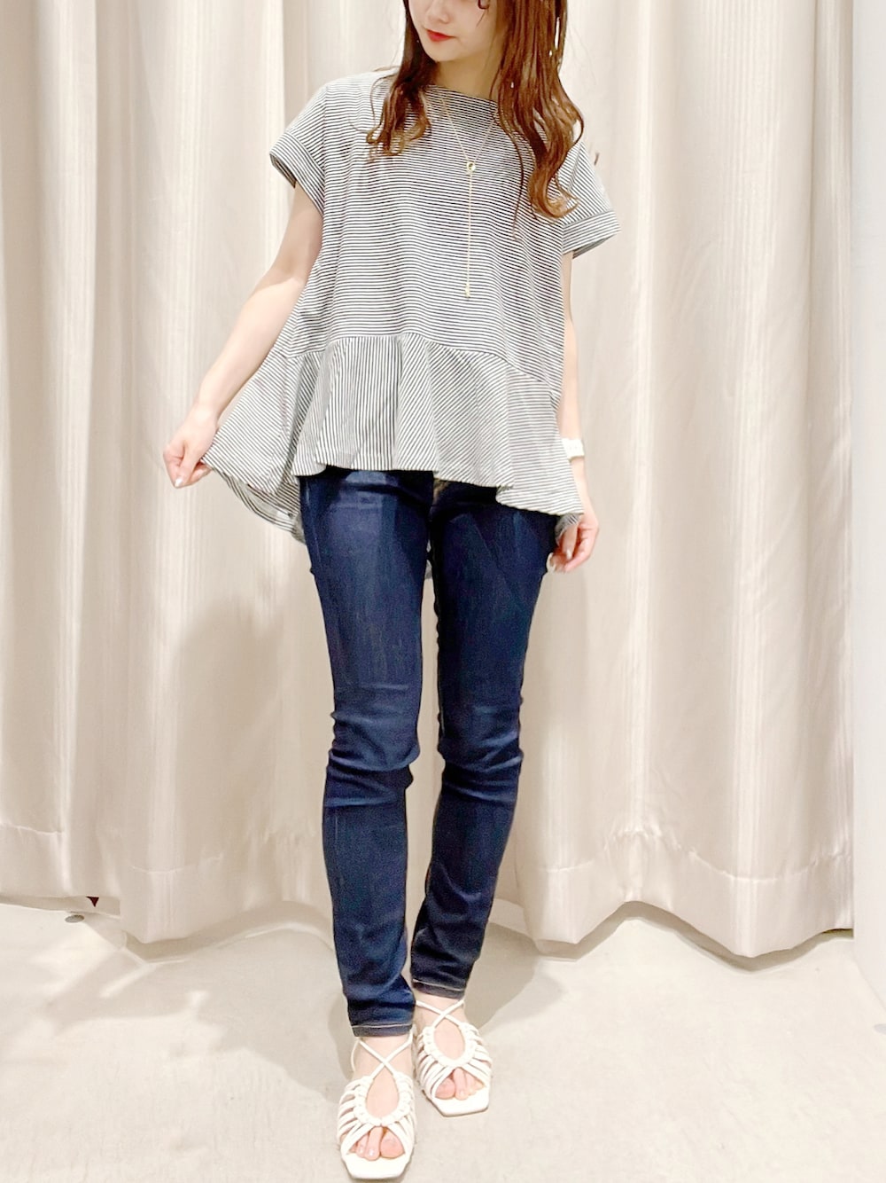 「AMERICAN HOLIC、アメリカンホリック、いいね、save、フォローお願いします🤑、おしゃれさんと繋がりたい、ボーダートップス、スキニーデニム、タイトシルエット、サンダル、夏コーデ、カジュアルコーデ」｜「AMERICAN HOLICのタンブル天然石付ラリエットネックレス（ネックレス、ゴールド系）」を使った、makophithさん（レディース・153cm）の春コーディネートの1枚目の写真
