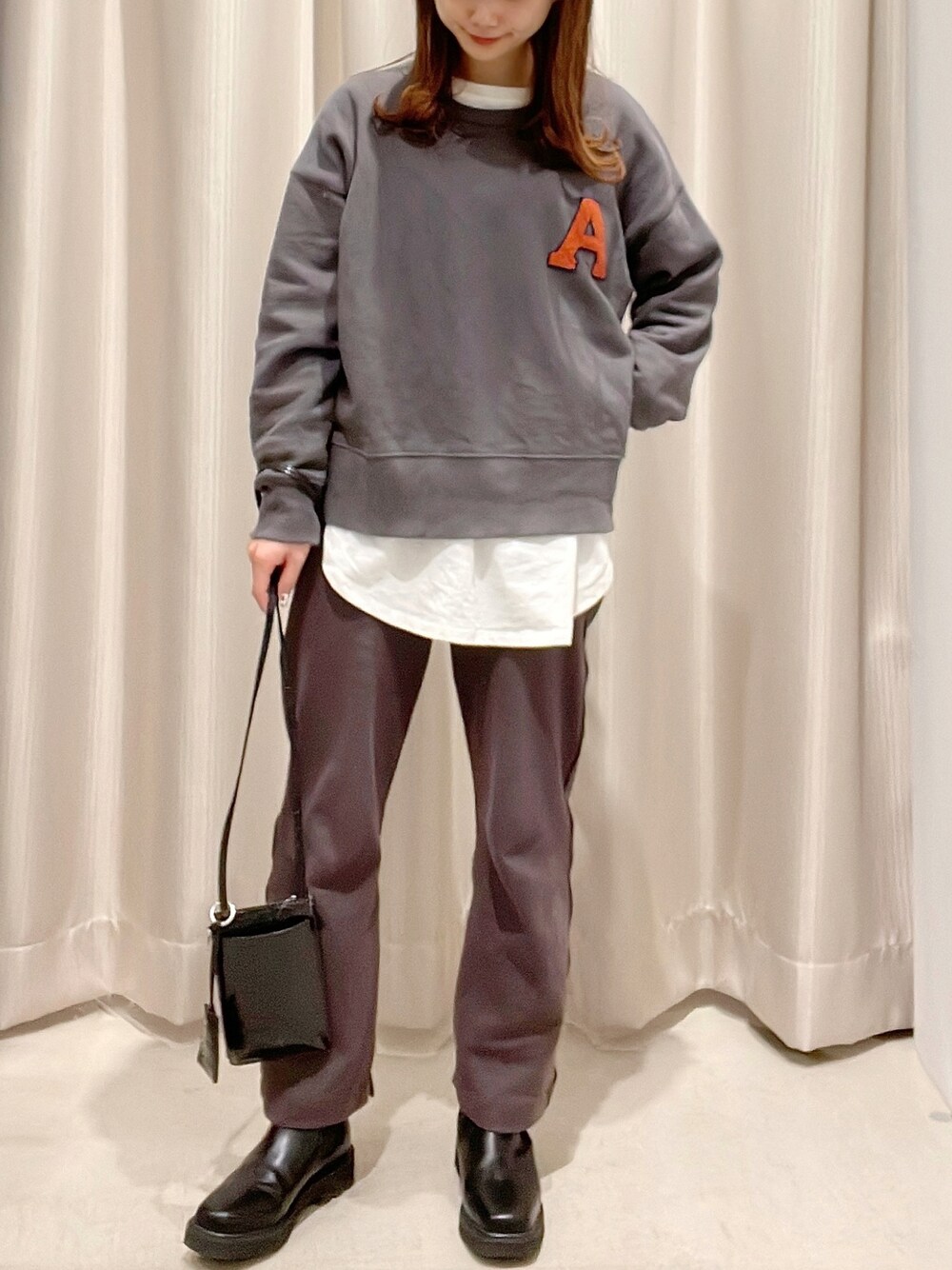 「AMERICAN HOLIC、アメリカンホリック、いいね、save、フォローお願いします🤑、おしゃれさんと繋がりたい、スウェット、ロゴスウェット、ワッペン、レイヤードスタイル、スウェットパンツ、ゆるコーデ、ブーツ、ゴアブーツ、カジュアルコーデ」｜「AMERICAN HOLICのワッペンロゴ裏毛カットプルオーバー（スウェット、グレー系）」を使った、makophithさん（レディース・153cm）の冬コーディネートの1枚目の写真