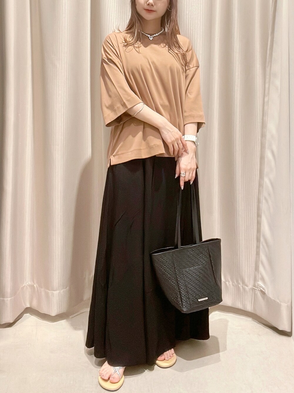 イエロー系のTシャツ/カットソー、ブラック系のトートバッグ、ブラック系のスカートを着用したレディースの冬コーディネートの1枚目の写真