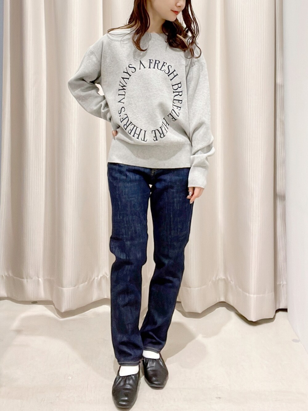 「AMERICAN HOLIC、アメリカンホリック、いいね、save、フォローお願いします🤑、おしゃれさんと繋がりたい、ロゴニット、テーパードパンツ、大人コーデ、シンプル、バレエシューズ、デニム」｜「AMERICAN HOLICの刺繍ロゴニットプルオーバー（ニット/セーター、グレー系）」を使った、makophithさん（レディース・153cm）の夏コーディネートの1枚目の写真