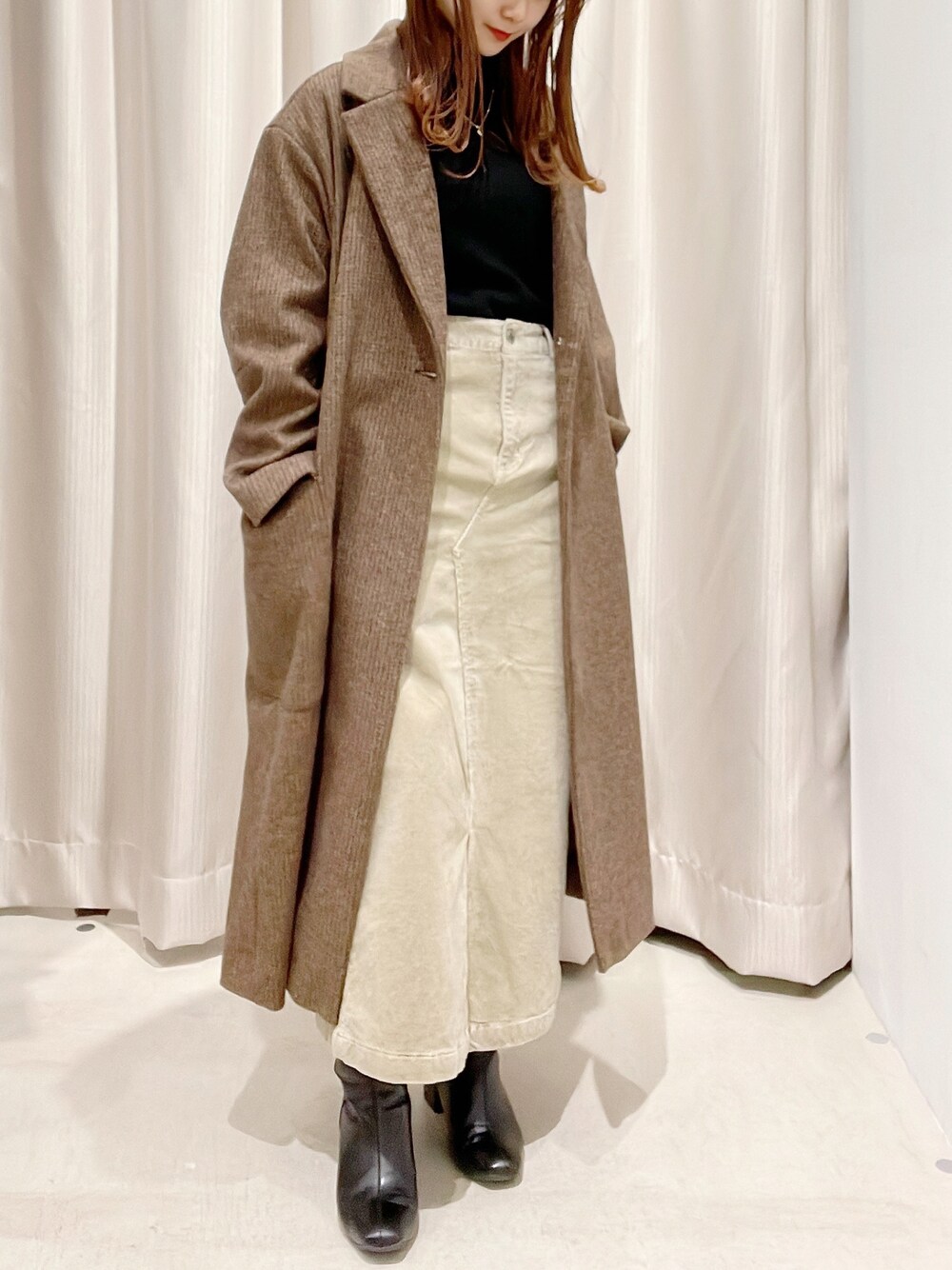「AMERICAN HOLIC、アメリカンホリック、いいね、save、フォローお願いします🤑、おしゃれさんと繋がりたい、コート、ロングコート、リブニット、コーデュロイスカート、大人女子、きれいめカジュアル」｜「AMERICAN HOLICのリブタートルネックプルオーバー（ニット/セーター、ブラック系）」を使った、makophithさん（レディース・153cm）の春コーディネートの1枚目の写真