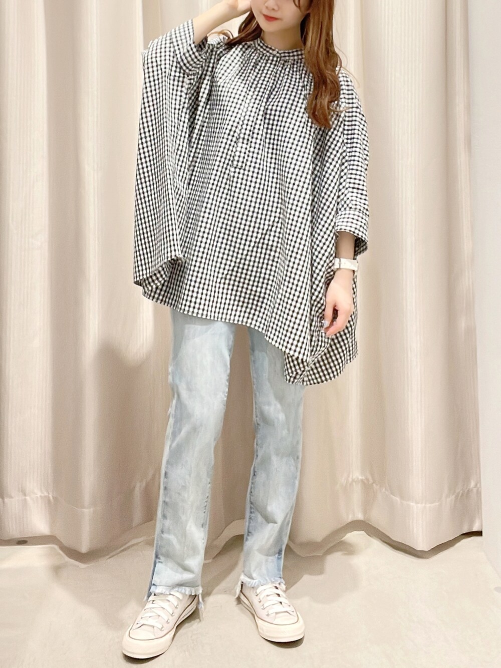 その他のシャツ/ブラウス、ブルー系のデニムパンツ、ベージュ系のシューズを着用したレディースの夏コーディネートの1枚目の写真