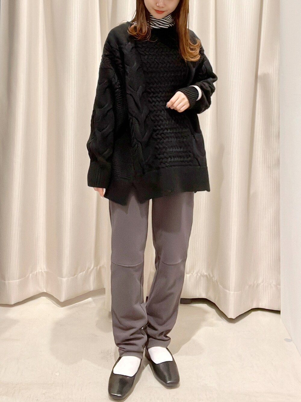 「AMERICAN HOLIC、アメリカンホリック、いいね、save、フォローお願いします🤑、おしゃれさんと繋がりたい、ケーブルニット、カジュアルコーデ、ゆるコーデ、スウェットパンツ、プチプラコーデ、低身長コーデ」｜「AMERICAN HOLICのテレコタートルネックカットプルオーバー（Tシャツ/カットソー、ブラック系）」を使った、makophithさん（レディース・153cm）の春コーディネートの1枚目の写真