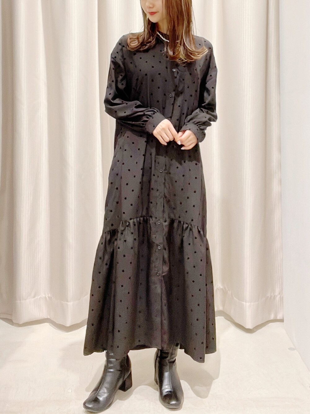 「AMERICAN HOLIC、アメリカンホリック、いいね、save、フォローお願いします🤑、おしゃれさんと繋がりたい、ドット柄、オトナカジュアル、サテンワンピース、ワンピース、ワントーンコーデ、大人コーデ、きれいめカジュアル」｜「AMERICAN HOLICの【WEB限定】淡水パールネックレス（ネックレス、ホワイト系）」を使った、makophithさん（レディース・153cm）の春コーディネートの1枚目の写真