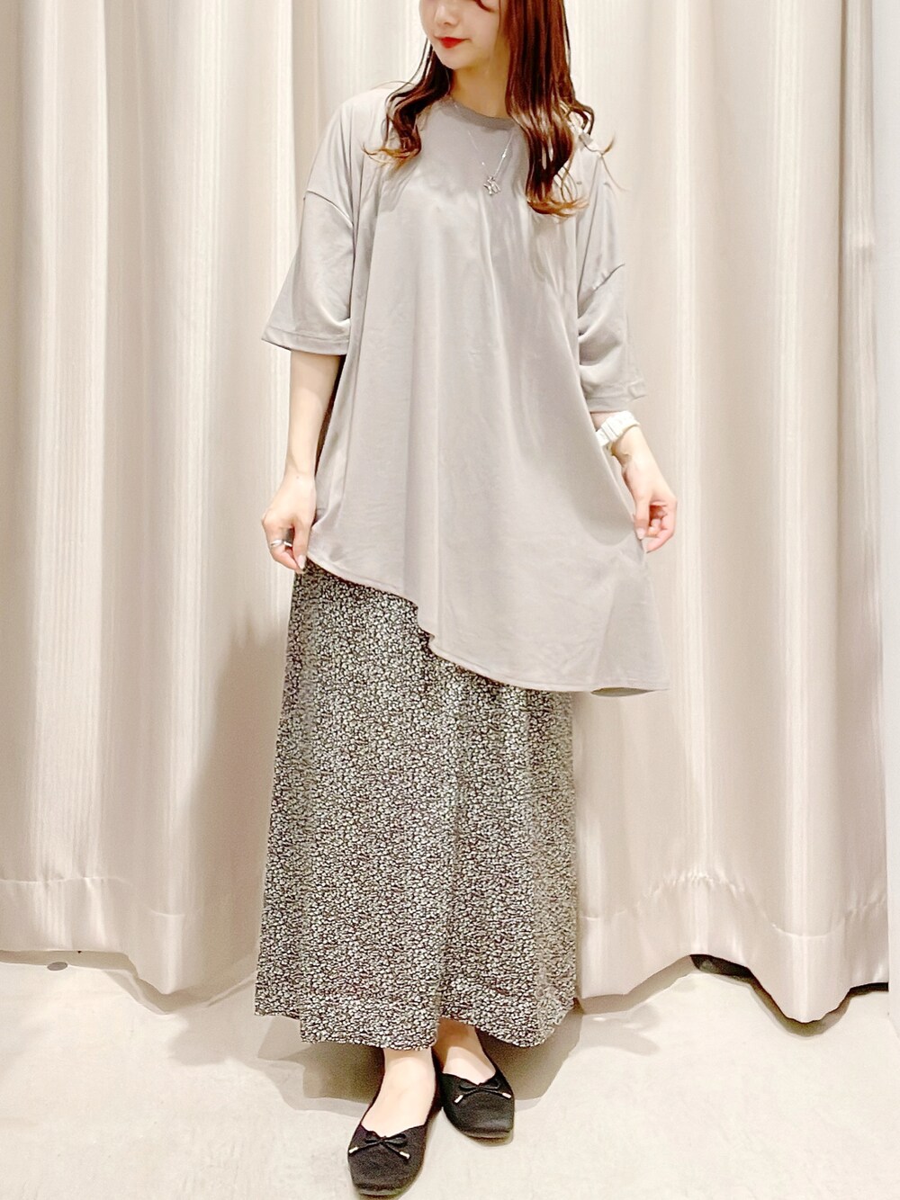 グレー系のTシャツ/カットソー、その他のワンピース、ブラック系のパンプスを着用したレディースの冬コーディネートの1枚目の写真