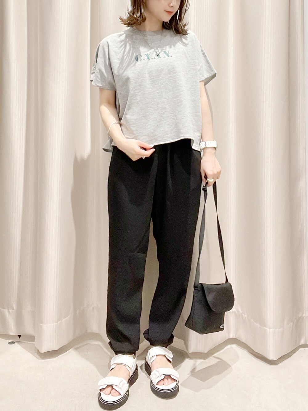 グレー系のTシャツ/カットソー、ブラック系のその他パンツ、ブラック系のメッセンジャーバッグを着用したレディースの夏コーディネートの1枚目の写真