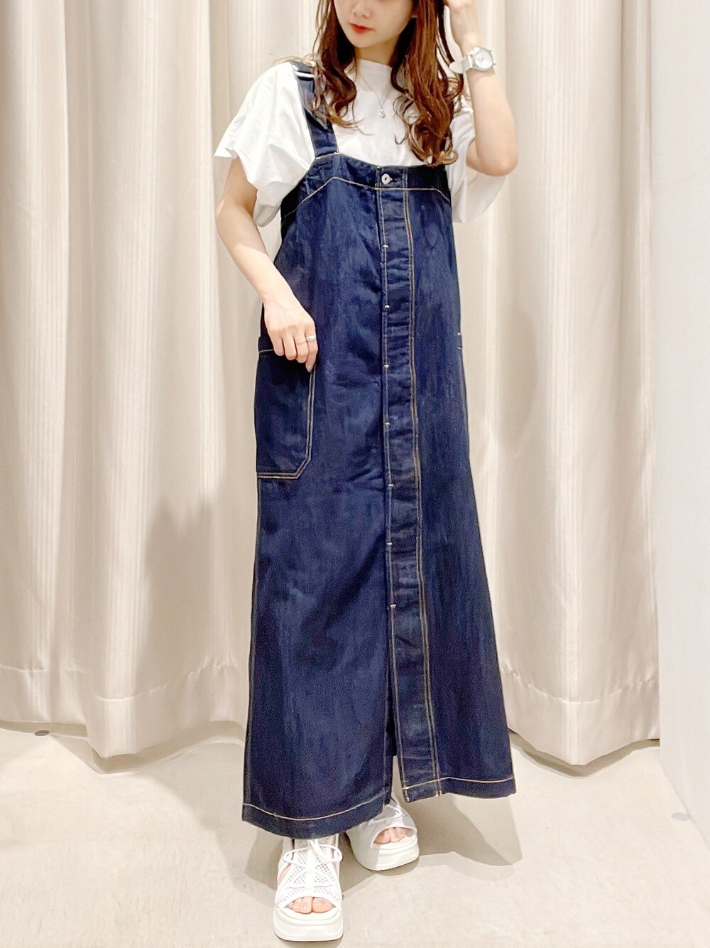 「AMERICAN HOLIC、アメリカンホリック、いいね、save、フォローお願いします🤑、おしゃれさんと繋がりたい、サロペット、大人カジュアル、オトナ女子、サロペットスカート、デニム」｜「AMERICAN HOLICのボックスタックカットプルオーバー（Tシャツ/カットソー、ホワイト系）」を使った、makophithさん（レディース・153cm）の冬コーディネートの1枚目の写真