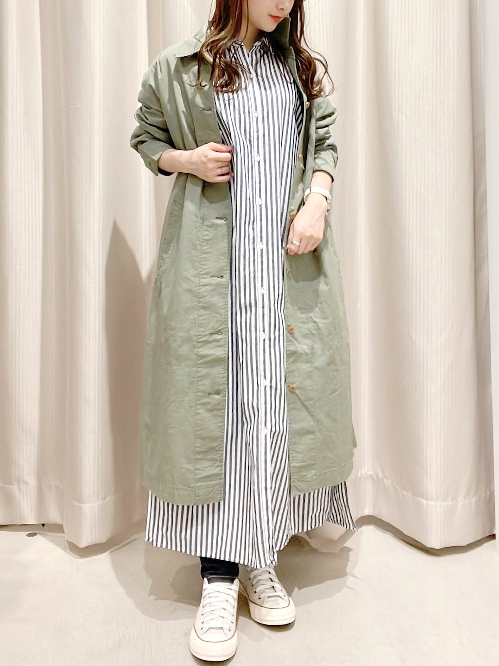 グリーン系のステンカラーコート、その他のワンピース、ベージュ系のシューズを着用したレディースの夏コーディネートの1枚目の写真