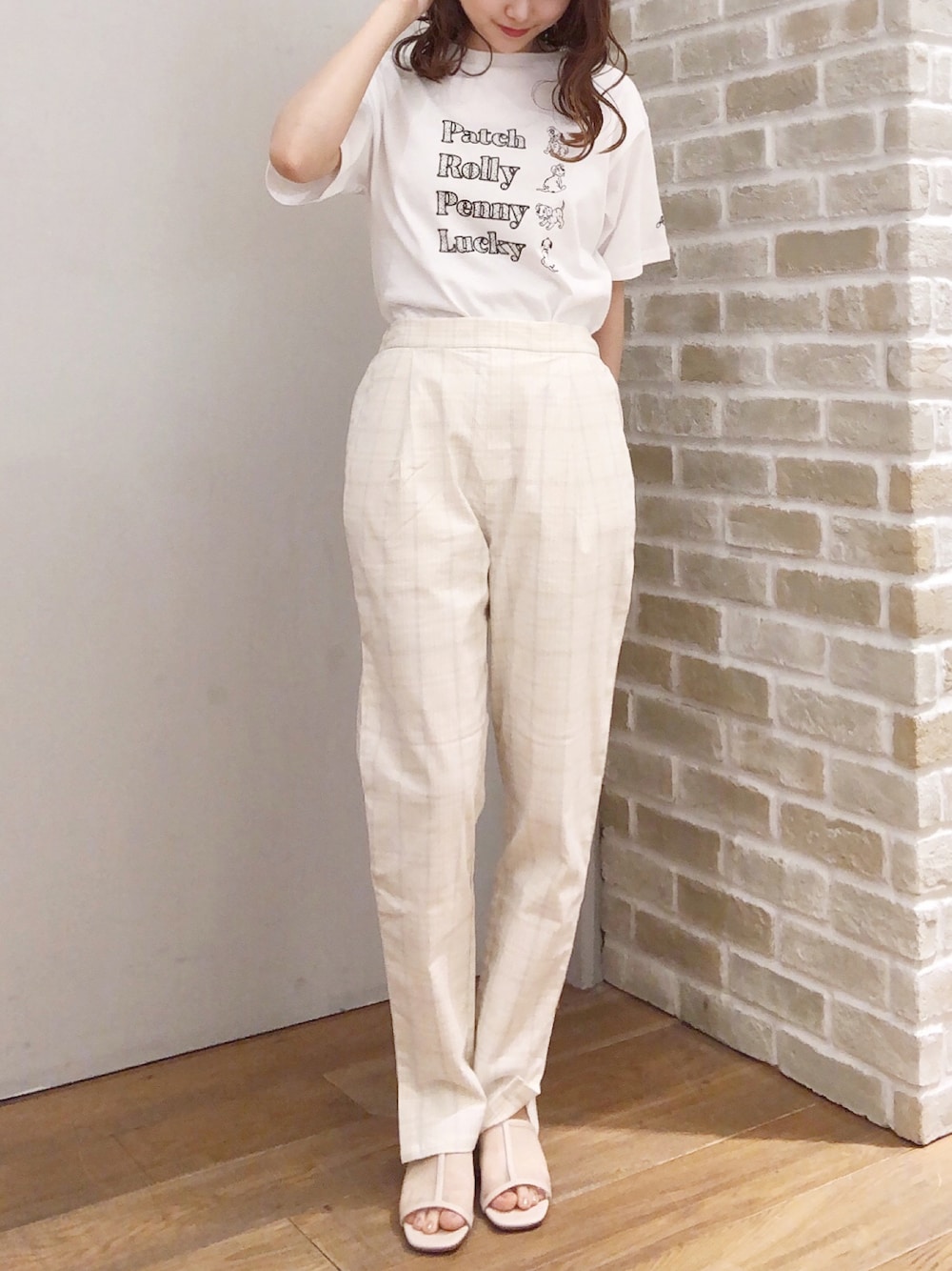 「テーパードパンツ、ギンガムチェック、earth music&ecology、ホワイトコーデ、パンツスタイル、リネンパンツ、アースミュージック＆エコロジー、101匹わんちゃん、おしゃれさんと繋がりたい、いいね、save、フォローお願いします🤑、Areeam、Areeamコーデ」｜「Disneyの101匹わんちゃん/ﾀﾞﾙﾒｼｱﾝﾌﾟﾘﾝﾄTｼｬﾂ（Tシャツ/カットソー、ホワイト系）」を使った、makophithさん（レディース・153cm）の秋コーディネートの1枚目の写真