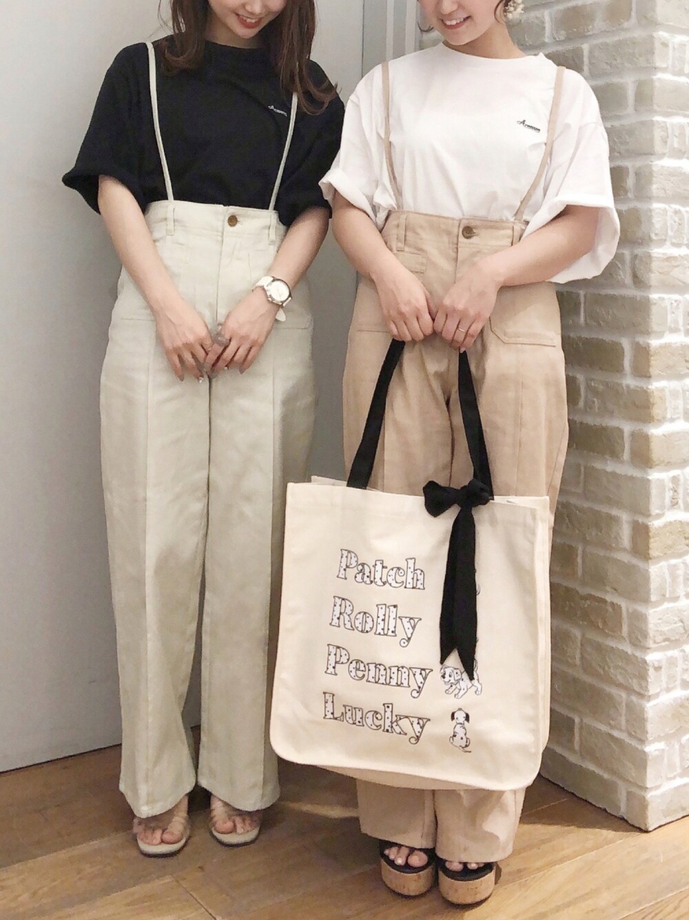 「earth music&ecology、ディズニー、サスペンダーパンツ、ダルメシアン柄、双子コーデ、アースミュージック＆エコロジー、リンクコーデ、101匹わんちゃん、おしゃれさんと繋がりたい、いいね、save、フォローお願いします🤑、Areeam、アリーム、Areeamコーデ」｜「Disneyの101匹わんちゃん/ｽｶｰﾌ付きﾋﾞｯｸﾞTｼｬﾂ（Tシャツ/カットソー、ブラック系）」を使った、makophithさん（レディース・153cm）の秋コーディネートの1枚目の写真