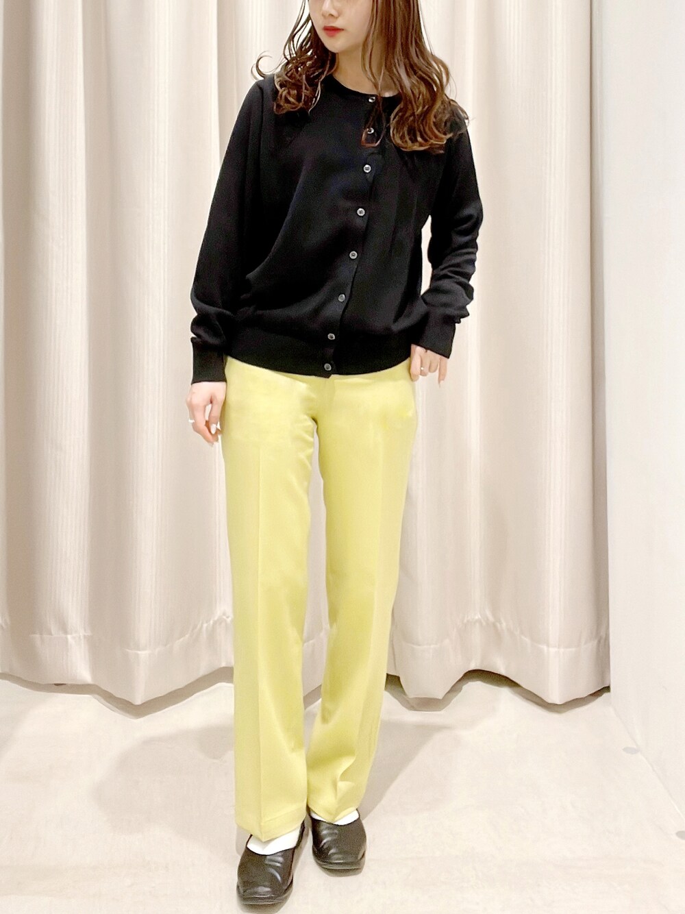 「AMERICAN HOLIC、アメリカンホリック、いいね、save、フォローお願いします🤑、おしゃれさんと繋がりたい、カーディガン、カラーパンツ、シンプルコーデ、タイトシルエット、フレアパンツ、プチプラコーデ」｜「AMERICAN HOLICのクルーネックニットカーディガン（カーディガン/ボレロ、ブラック系）」を使った、makophithさん（レディース・153cm）の冬コーディネートの1枚目の写真