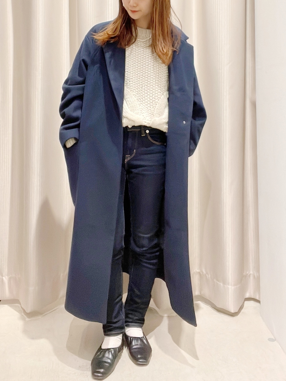 「AMERICAN HOLIC、アメリカンホリック、いいね、save、フォローお願いします🤑、おしゃれさんと繋がりたい、ゆるコーデ、ケーブルニット、大人カジュアル、パンツスタイル、スキニーデニム、大人女子」｜「AMERICAN HOLICの斜めケーブルポコポコMixニットプルオーバー（ニット/セーター、ホワイト系）」を使った、makophithさん（レディース・153cm）の春コーディネートの1枚目の写真
