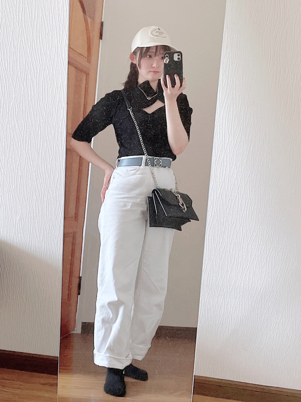 コーデのワンポイントに☆【LOEWE】ロエベ ベルト ロゴ LOEWEのベルトを使った人気ファッションコーディネート（年齢