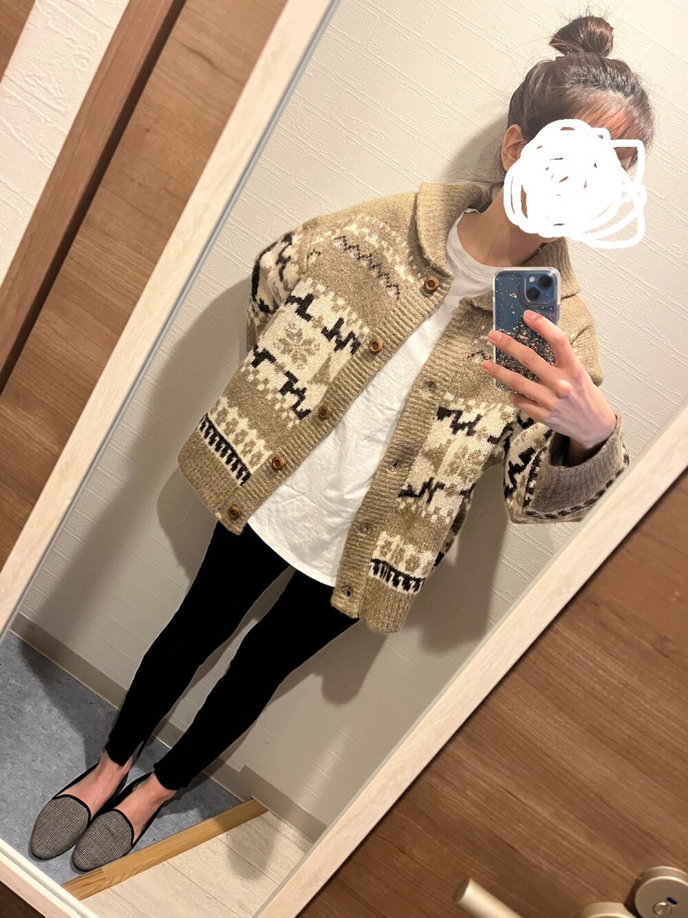 「あったかコーデ、休日スタイル、オトナカワイイ、ゆるニット、大人女子、オーバーサイズ、低身長コーデ、秋のコーデ、GU、ゆったりコーデ、きれいめカジュアル、セーター」｜「earth music&ecologyのカウチンニット（その他アウター、ベージュ系）」を使った、Maさん（レディース・160cm）の秋コーディネートの1枚目の写真