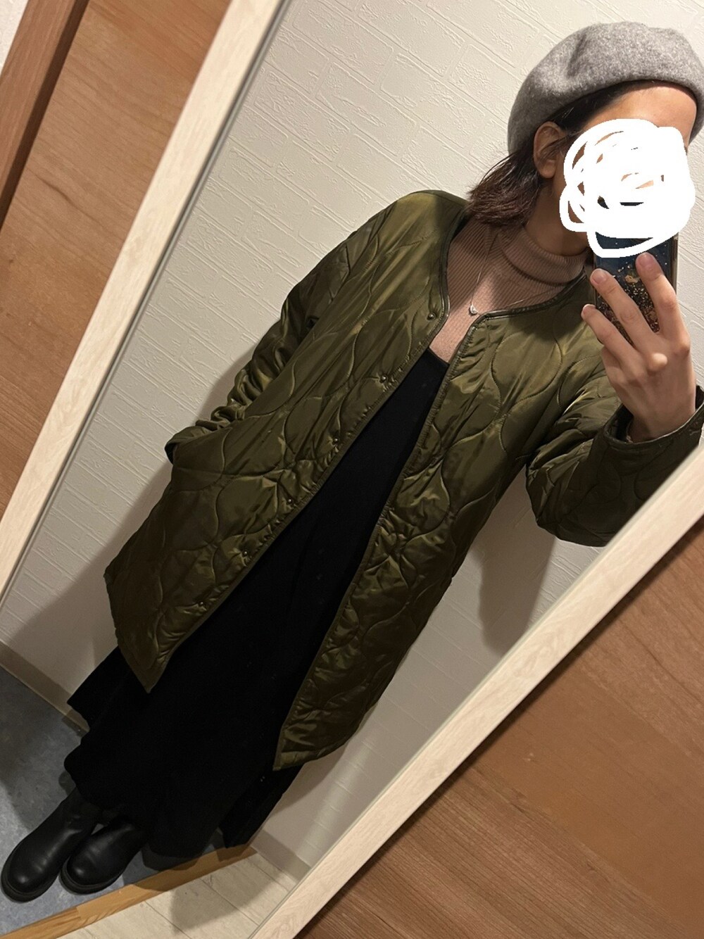 ブラック系のブーツ、ブラック系のワンピース、ホワイト系のニット/セーターを着用したレディースの秋コーディネートの1枚目の写真