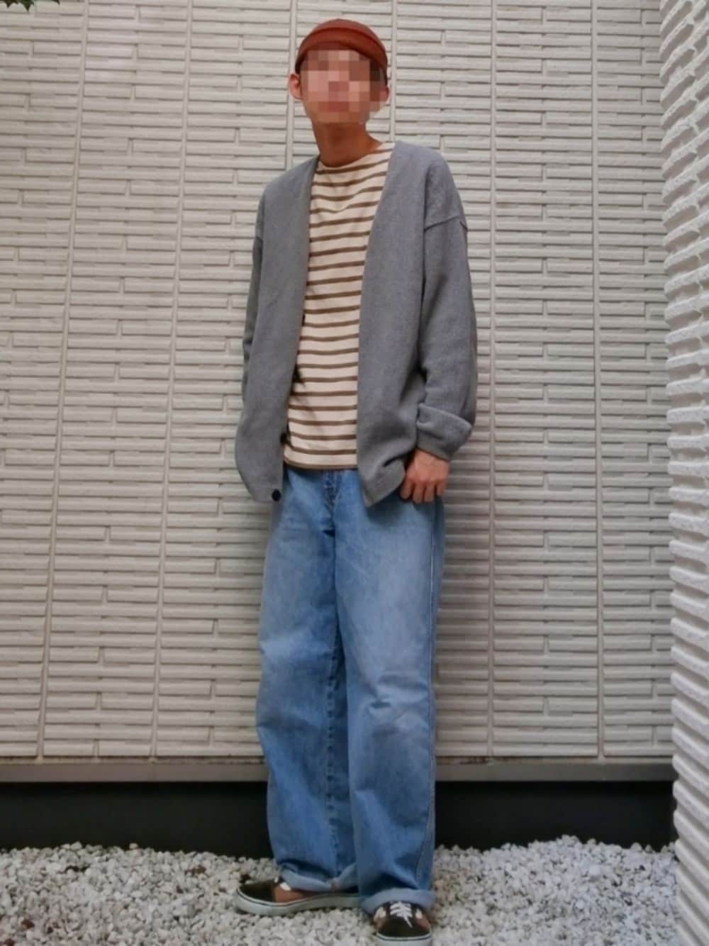 「カーディガン、ブラウン、ボーダー、オーバーサイズ、ビーニー、ストリート、アースカラー、ロールアップ、ワイドデニム、ワイトパンツ、ユニクロユー、UNIQLO U、ラフ、カジュアル、秋のコーデ」｜「UNIQLOのワイドフィットカーブジーンズ（丈長め82cm）（デニムパンツ、ブルー系）」を使った、フリマの使い手さん（メンズ・182cm）の秋コーディネートの1枚目の写真