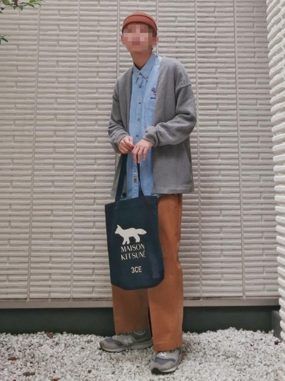 「カーディガン、デニムシャツ、トートバッグ、オレンジ、カラーパンツ、ワイドパンツ、コクーンシルエット、ニット帽、ディズニー、秋のコーデ、秋トレンド2021、カラフル、カジュアル、スニーカー、グレー」｜「Maison Kitsuneのアイテム（トートバッグ、ブルー系）」を使った、フリマの使い手さん（メンズ・182cm）の秋コーディネートの1枚目の写真