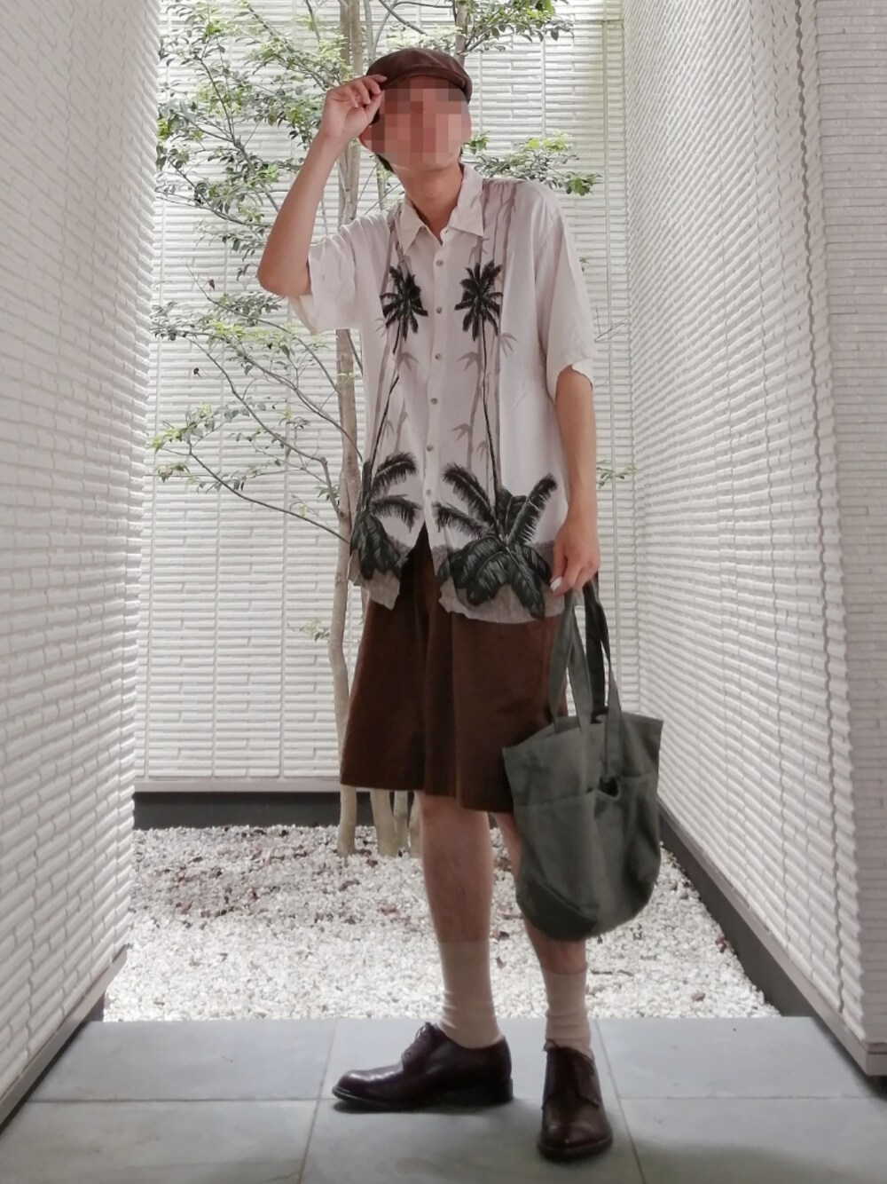 「ショートパンツ、COOLなこのコが仲間入り、アロハシャツ、アースカラー、グルカショーツ、グルカパンツ、レーヨンシャツ、ヤシの木柄、トートバッグ、夏」｜「UNIQLOのグルカショートパンツ（その他パンツ、ブラウン系）」を使った、フリマの使い手さん（メンズ・182cm）の夏コーディネートの1枚目の写真