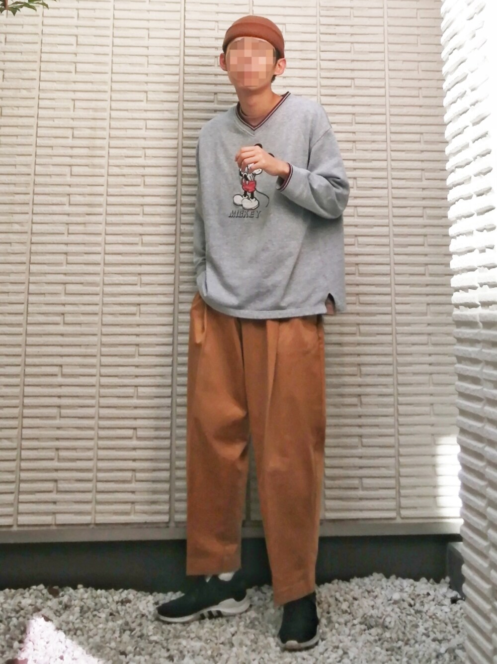 「Vネック、ニット帽、スウェット、ミッキー、秋のコーデ、オレンジ、ストリート、カラーパンツ、ワイドパンツ、スニーカー、adidas、sporty」｜「NEONSIGNのアイテム（スラックス、オレンジ系）」を使った、フリマの使い手さん（メンズ・182cm）の秋コーディネートの1枚目の写真