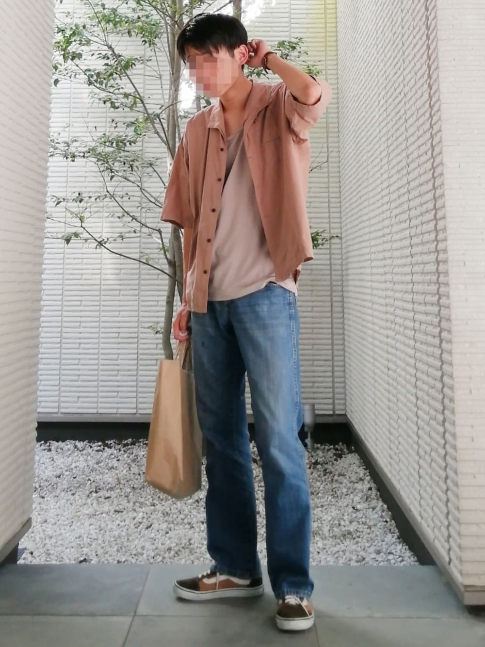 「ラブアンドピース2021、タンクトップ、ブーツカットパンツ、フレアパンツ、VANS、大人コーデ、デニム、Wrangler、イタリアンカラー、オーバーサイズ、トートバッグ、スニーカー、オープンカラーシャツ、ブラウン、ブルーデニム」｜「Wranglerのアイテム（デニムパンツ、ブルー系）」を使った、フリマの使い手さん（メンズ・182cm）の秋コーディネートの1枚目の写真