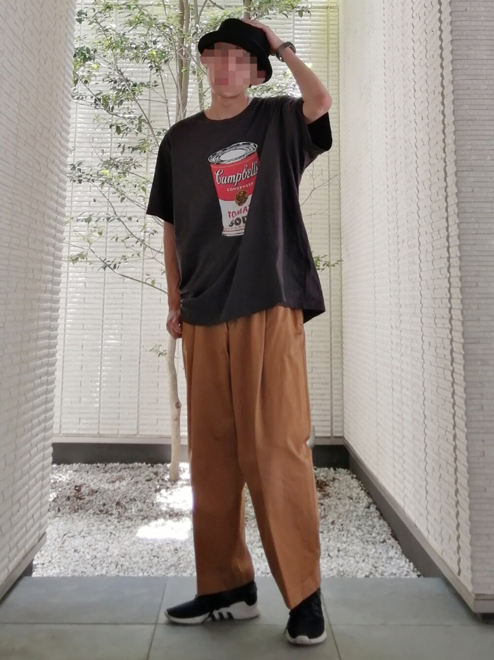 「ネオンカラー、ビタミンカラー、バケットハット、カラーパンツ、ストリート、オーバーサイズ、プリントT、アートTシャツ、カジュアル、addidas」｜「newhattanの【NEWHATTAN/ニューハッタン】バケットハット（ハット、ブラック系）」を使った、フリマの使い手さん（メンズ・182cm）の夏コーディネートの1枚目の写真