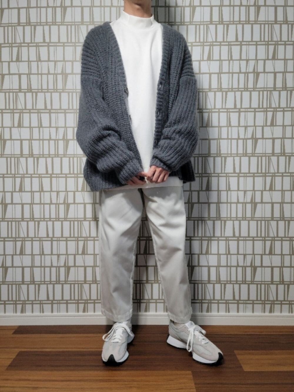 「カーディガン、UNIQLO、モノトーン、ロンT、タートルネック、オーバーサイズ、休日スタイル、白スニーカー、プチプラ、秋コーデ」｜「DickiesのVICTIM ヴィクティム / ×Dickies ANKLE SLACKS ディッキーズ アンクルスラックス ワークパンツ / VTM-21-P-033（スラックス、ホワイト系）」を使った、あっきちさん（メンズ・164cm）の秋コーディネートの1枚目の写真