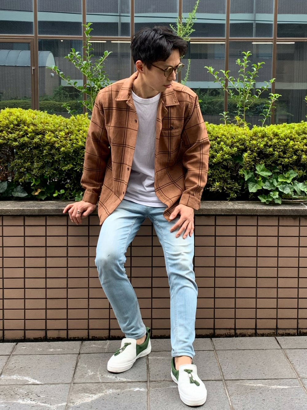 「チェック、シャツ、グリーン、チェックシャツ、ローファー、サングラス、大人カジュアル、ブラウン、デニムパンツ、メガネ男子、シャツスタイル、白Tシャツ、A.D.S.R.、ラブアンドピース2021」｜「BAYFLOWのハイパーストレッチスリムデニム19SS（BASIC)（デニムパンツ、ブルー系）」を使った、福®︎さん（メンズ・172cm）の秋コーディネートの1枚目の写真