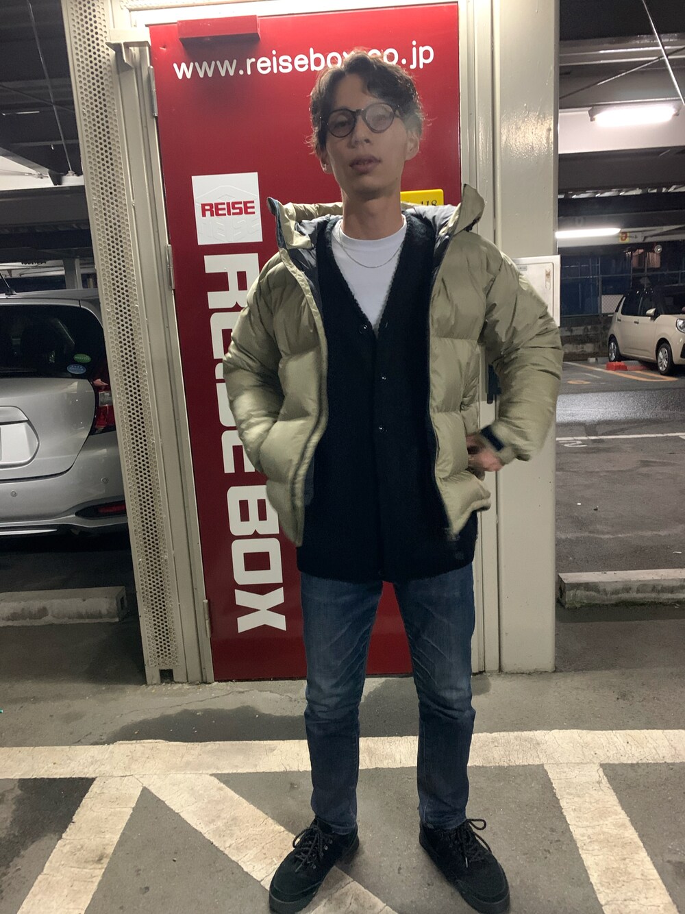 「NANGA、NANGA×DOORS、ダウンジャケット、デニム、ダウン、アウター、ダウンコーデ、ダウンスタイル、メガネ男子、メガネ、スニーカー、黒スニーカー、カーディガン、カーディガン男子」｜「NANGAの【別注】NANGA×DOORS　AURORA∴（ダウンジャケット/コート、ベージュ系）」を使った、福®︎さん（メンズ・172cm）の冬コーディネートの1枚目の写真