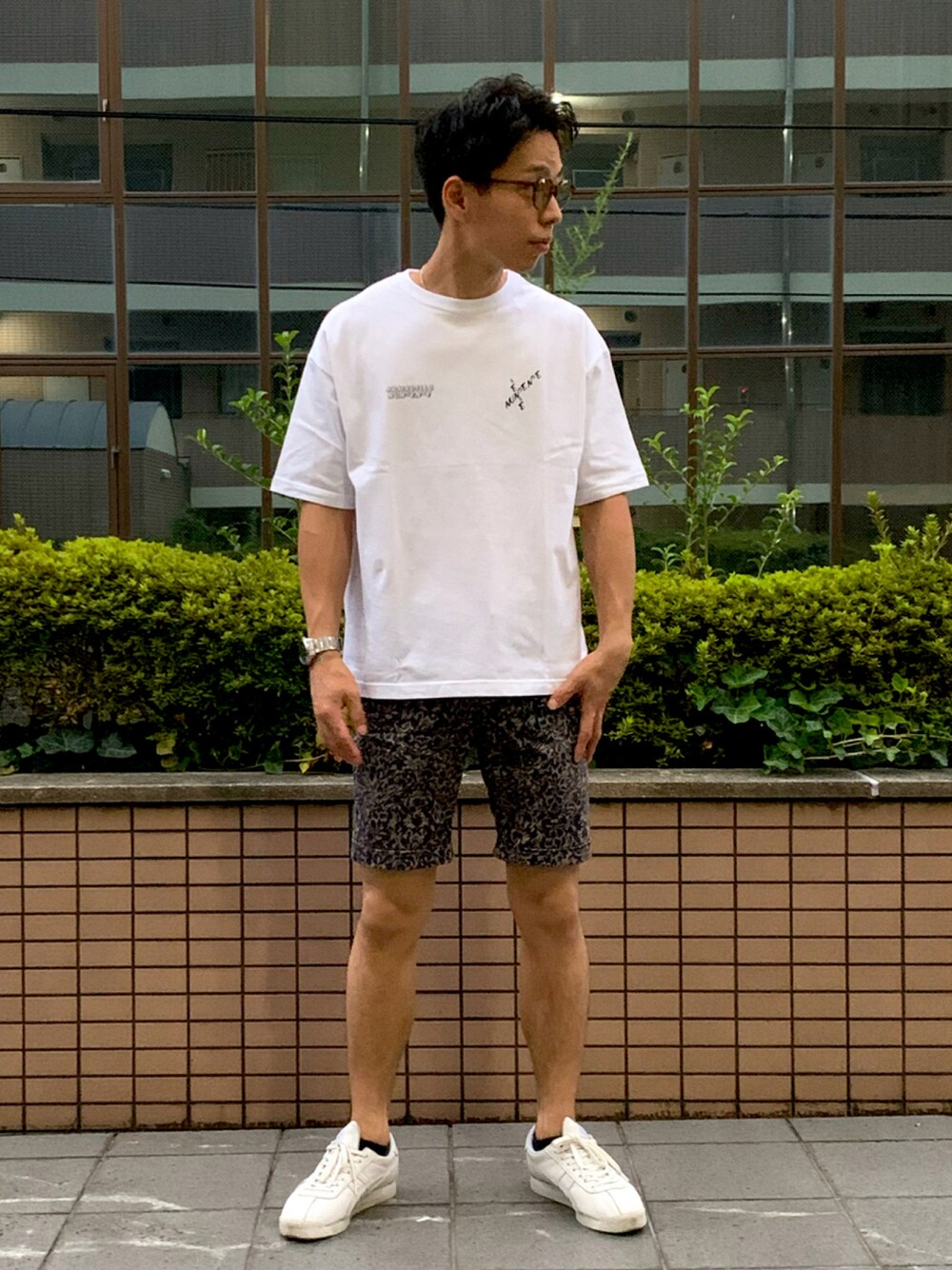 「スニーカー、白シャツ、夏、サングラス、ハーフパンツ、ビックシルエット、adsr、Tシャツ/カットソー」｜「ARMADILLO NUNSENSEのアイテム（Tシャツ/カットソー、ホワイト系）」を使った、福®︎さん（メンズ・172cm）の夏コーディネートの1枚目の写真