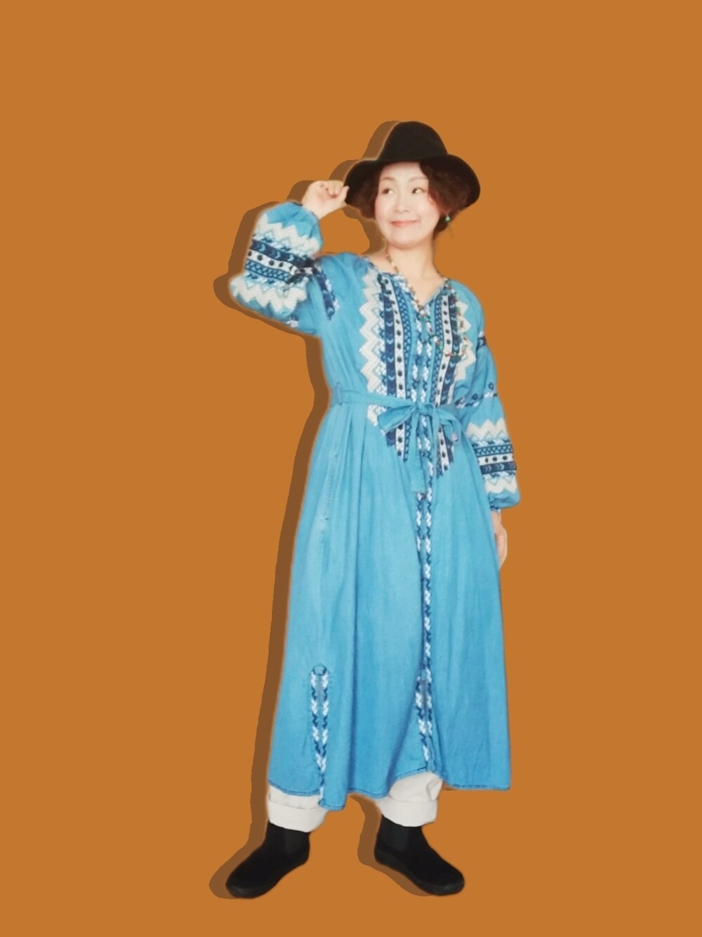 「おしゃれさんと繋がりたい、40代ファッション、好きな服を着る、元気になれる服、チャイハネ、チチカカ、ハット、ワンピース、ブーツ、刺繍、バルーンスリーブ、フォークロア、デニム」｜「チャイハネの【チャイハネ】エルドハット（ハット、ブラック系）」を使った、michiyogaさん（レディース・159cm）の秋コーディネートの1枚目の写真