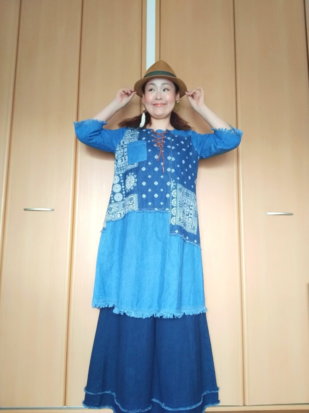 「おしゃれさんと繋がりたい、40代ファッション、好きな服を着る、元気になれる服、チャイハネ、チチカカ、デニム、チュニック、バンダナ柄、カジュアル、ハット、ブルー」｜「楽天市場のアイテム（ハット、ベージュ系）」を使った、michiyogaさん（レディース・159cm）の春コーディネートの1枚目の写真