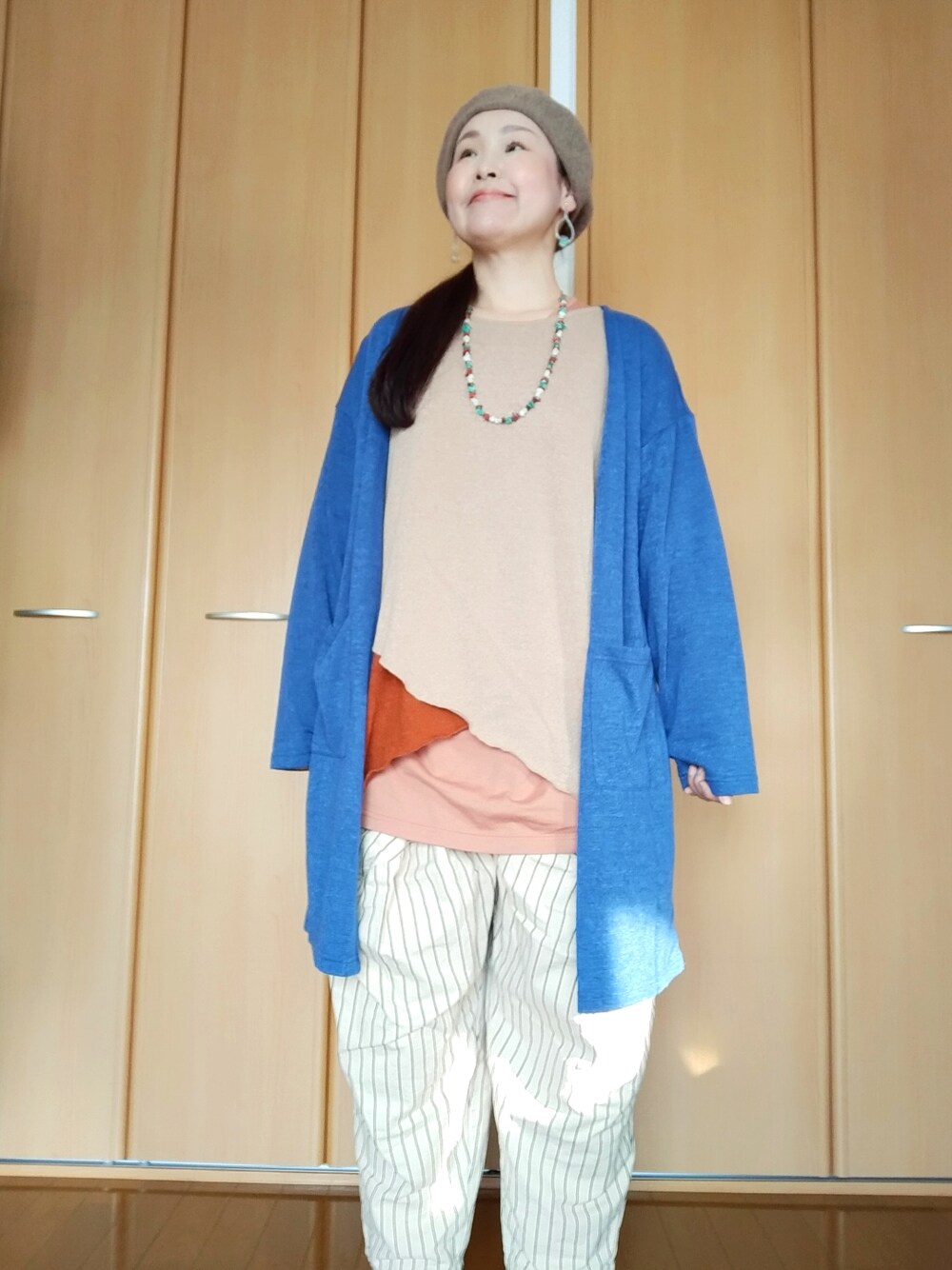 「おしゃれさんと繋がりたい、40代ファッション、好きな服を着る、元気になれる服、チャイハネ、ベレー帽、レイヤードスタイル、カーディガン、ストライプ、メンズライク、オーバーサイズ、ゆるコーデ」｜「チャイハネの【チャイハネ】チョマベレー帽（ハンチング/ベレー帽、ベージュ系）」を使った、michiyogaさん（レディース・159cm）の冬コーディネートの1枚目の写真