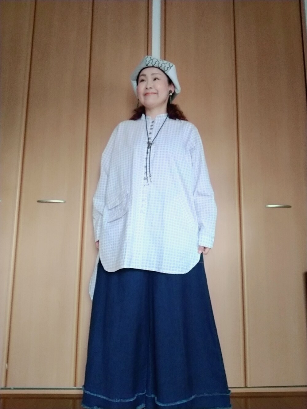 「おしゃれさんと繋がりたい、40代ファッション、好きな服を着る、元気になれる服、チャイハネ、ベレー帽、デニム、ゆるコーデ、オトナカジュアル」｜「チャイハネの【チャイハネ】タビノベレー（ハンチング/ベレー帽、ホワイト系）」を使った、michiyogaさん（レディース・159cm）の春コーディネートの1枚目の写真