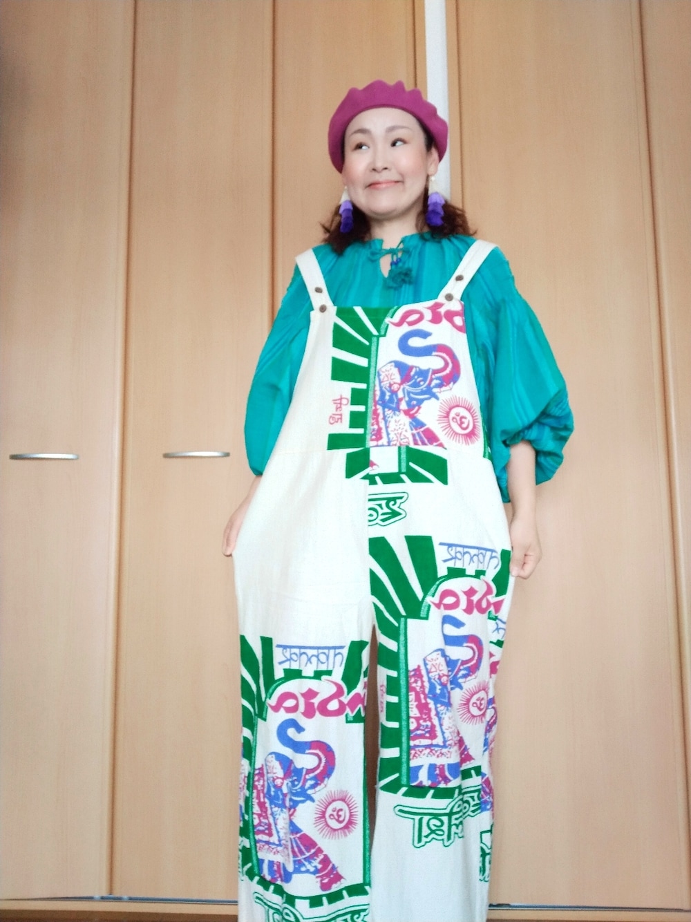「おしゃれさんと繋がりたい、40代ファッション、好きな服を着る、元気になれる服、チャイハネ、サロペット、ベレー帽、インド、ゆるコーデ、オーバーオール、像さん柄」｜「チャイハネの【チャイハネ】カリーナベレー帽（ハンチング/ベレー帽、パープル系）」を使った、michiyogaさん（レディース・159cm）の春コーディネートの1枚目の写真