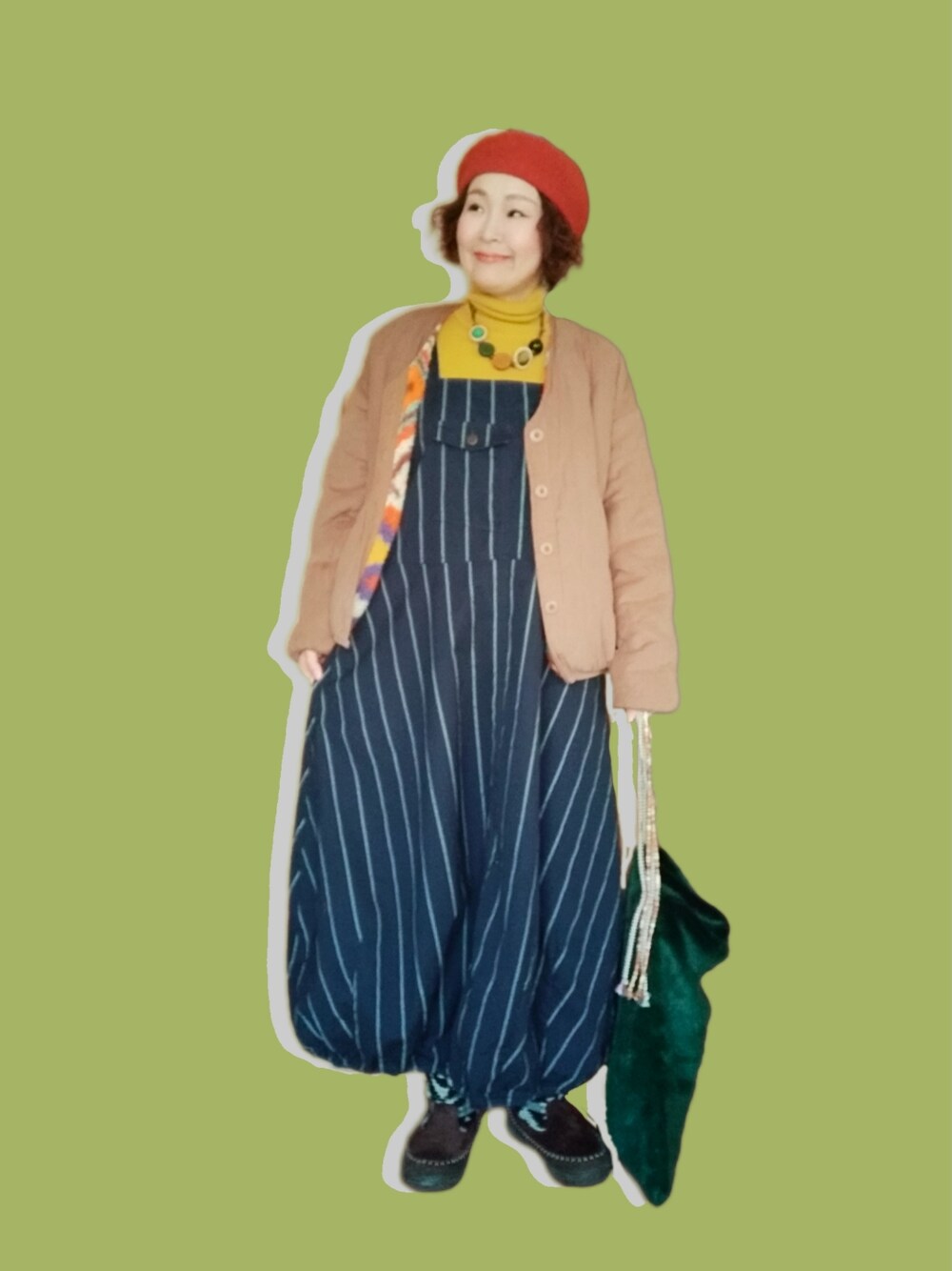 「おしゃれさんと繋がりたい、40代ファッション、好きな服を着る、元気になれる服、チャイハネ、ベレー帽、ファージャケット、タートルネック、サロペット、ブーツ、ファーバッグ、ゆるコーデ、ストライプ」｜「チャイハネの【チャイハネ】チョマベレー帽（ハンチング/ベレー帽、オレンジ系）」を使った、michiyogaさん（レディース・159cm）の冬コーディネートの1枚目の写真