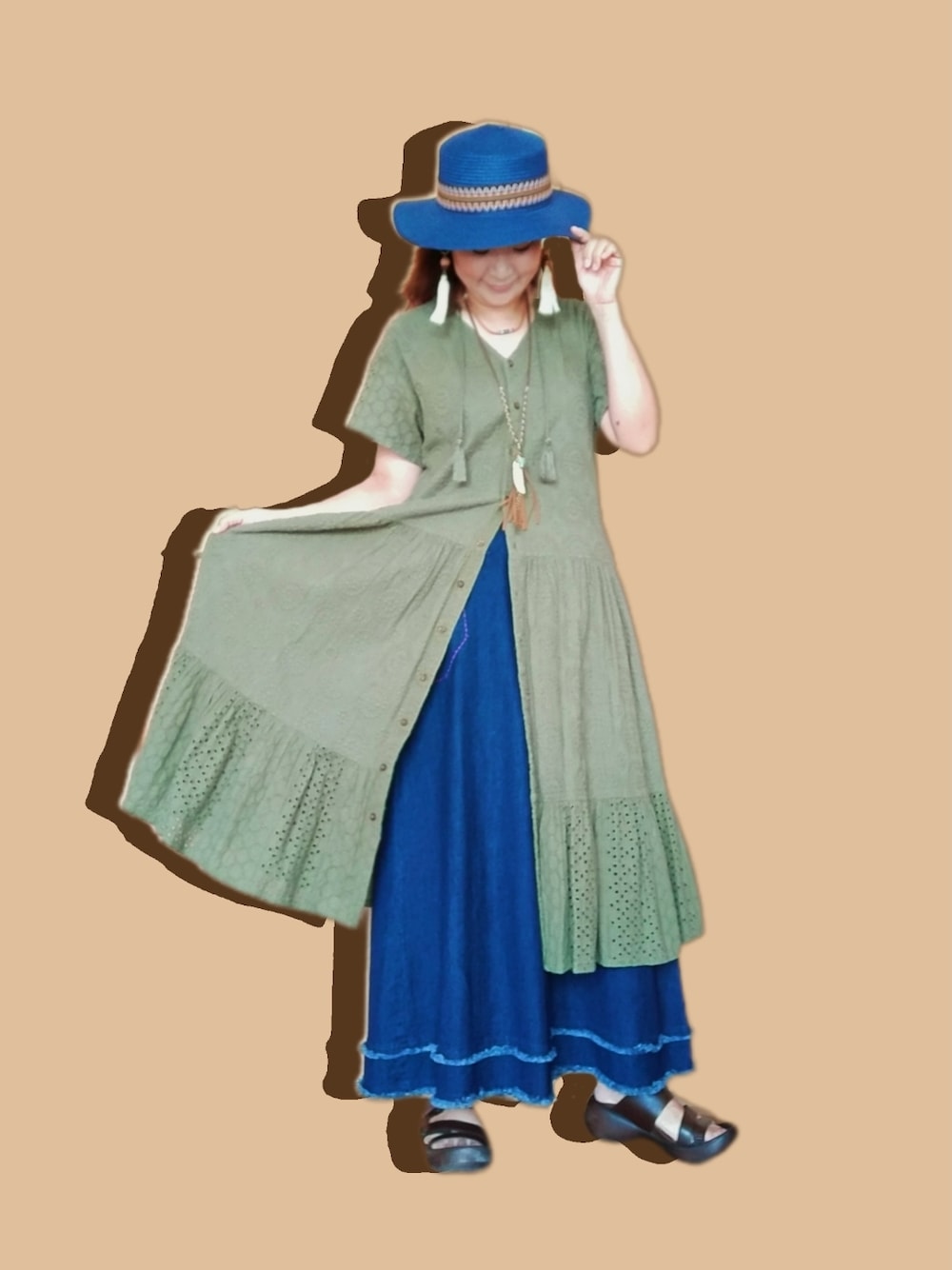 「おしゃれさんと繋がりたい、40代ファッション、好きな服を着る、元気になれる服、チャイハネ、ハット、麦わら帽子、ワンピース、デニム、サンダル、RegettaCanoe、ゆるコーデ、大人ガーリー、カーキ、刺繍」｜「チャイハネの【チャイハネ】ジグザグテープつば広ペーパーハット（ハット、ブルー系）」を使った、michiyogaさん（レディース・159cm）の夏コーディネートの1枚目の写真