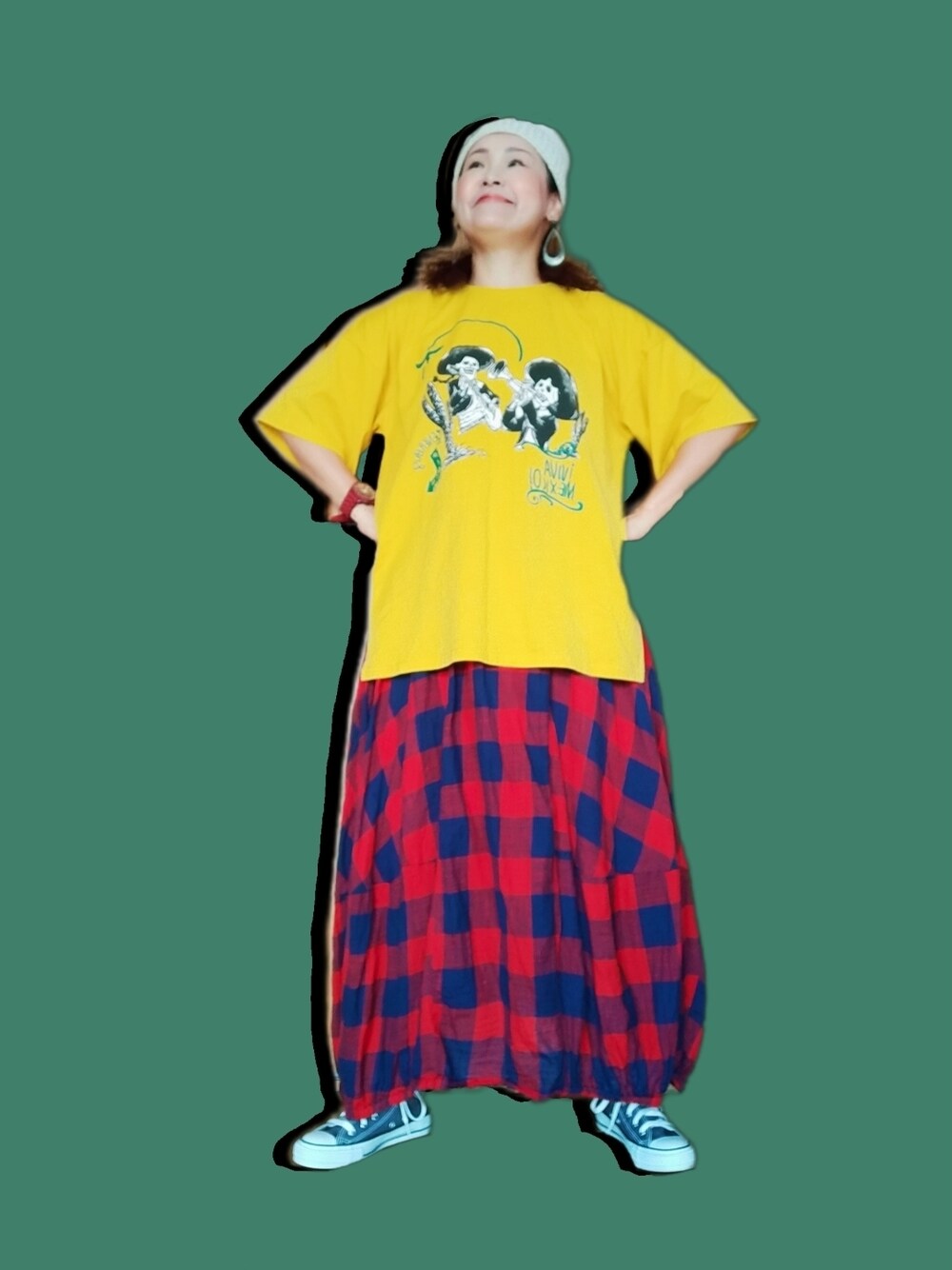 「おしゃれさんと繋がりたい、40代ファッション、好きな服を着る、元気になれる服、チャイハネ、Tシャツ、スカート、ブロックチェック、コンバース、ゆるコーデ、カジュアル」｜「チャイハネの【チャイハネ】タルチョコットンニットキャップ（ニットキャップ/ビーニー、ホワイト系）」を使った、michiyogaさん（レディース・159cm）の夏コーディネートの1枚目の写真