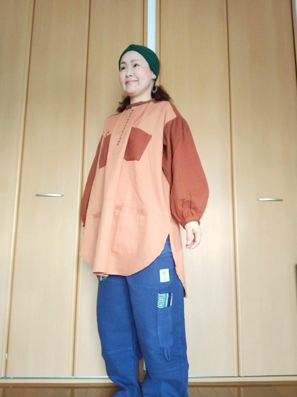 「おしゃれさんと繋がりたい、40代ファッション、好きな服を着る、元気になれる服、チャイハネ、ターバン、ネパール、スモック、ゆるコーデ、刺繍」｜「チャイハネの【チャイハネ】変わり編みニットヘアバンド（ヘアバンド、グリーン系）」を使った、michiyogaさん（レディース・159cm）の春コーディネートの1枚目の写真