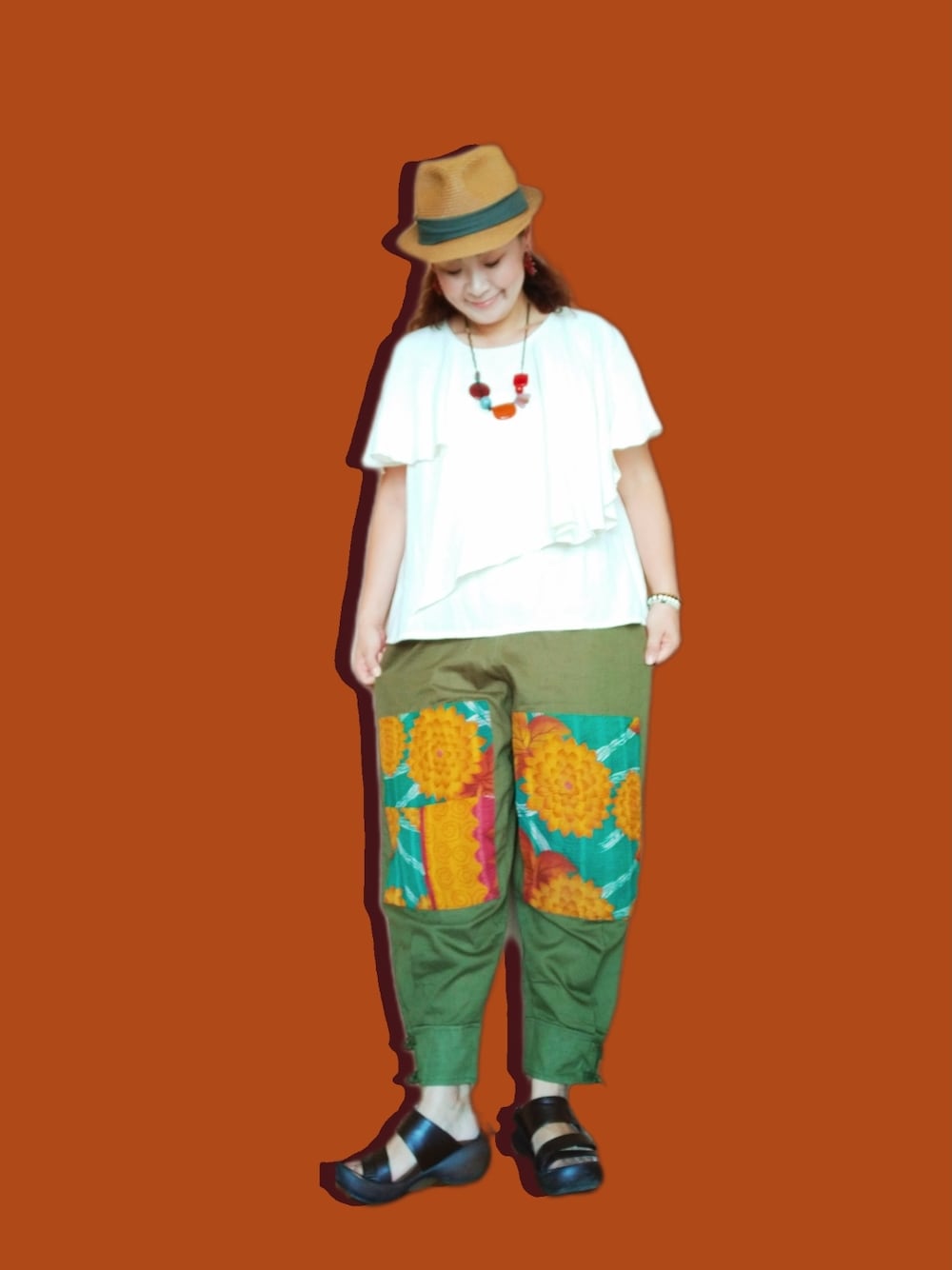 「おしゃれさんと繋がりたい、40代ファッション、好きな服を着る、元気になれる服、チャイハネ、ハット、パンツスタイル、サンダル、RegettaCanoe、ゆるコーデ、刺し子」｜「楽天市場のアイテム（ハット、ベージュ系）」を使った、michiyogaさん（レディース・159cm）の秋コーディネートの1枚目の写真